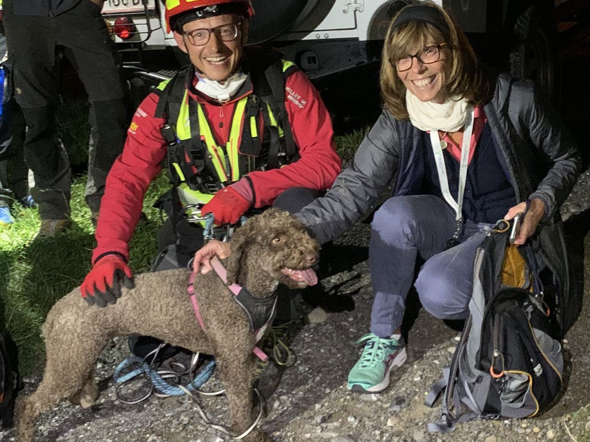 Hund "Lilly" und Besitzerin von der Bergrettung wieder glücklich vereint.