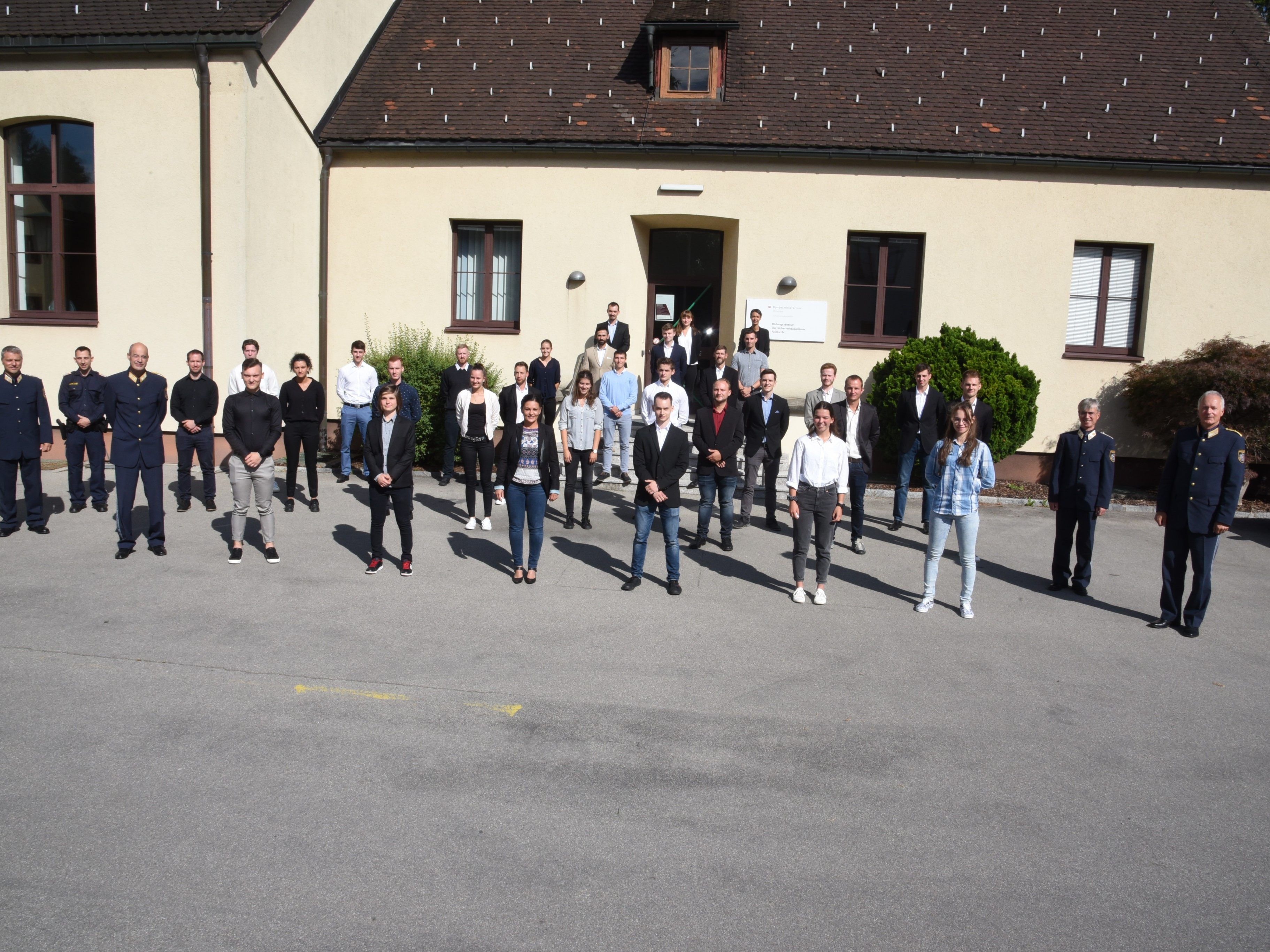 Neuer Polizeigrundausbildungslehrgang mit Landespolizeidirektor Dr. Hans-Peter Ludescher (ganz rechts) und Klassenvorstand ChefInsp Walter Bitschnau (ganz links).