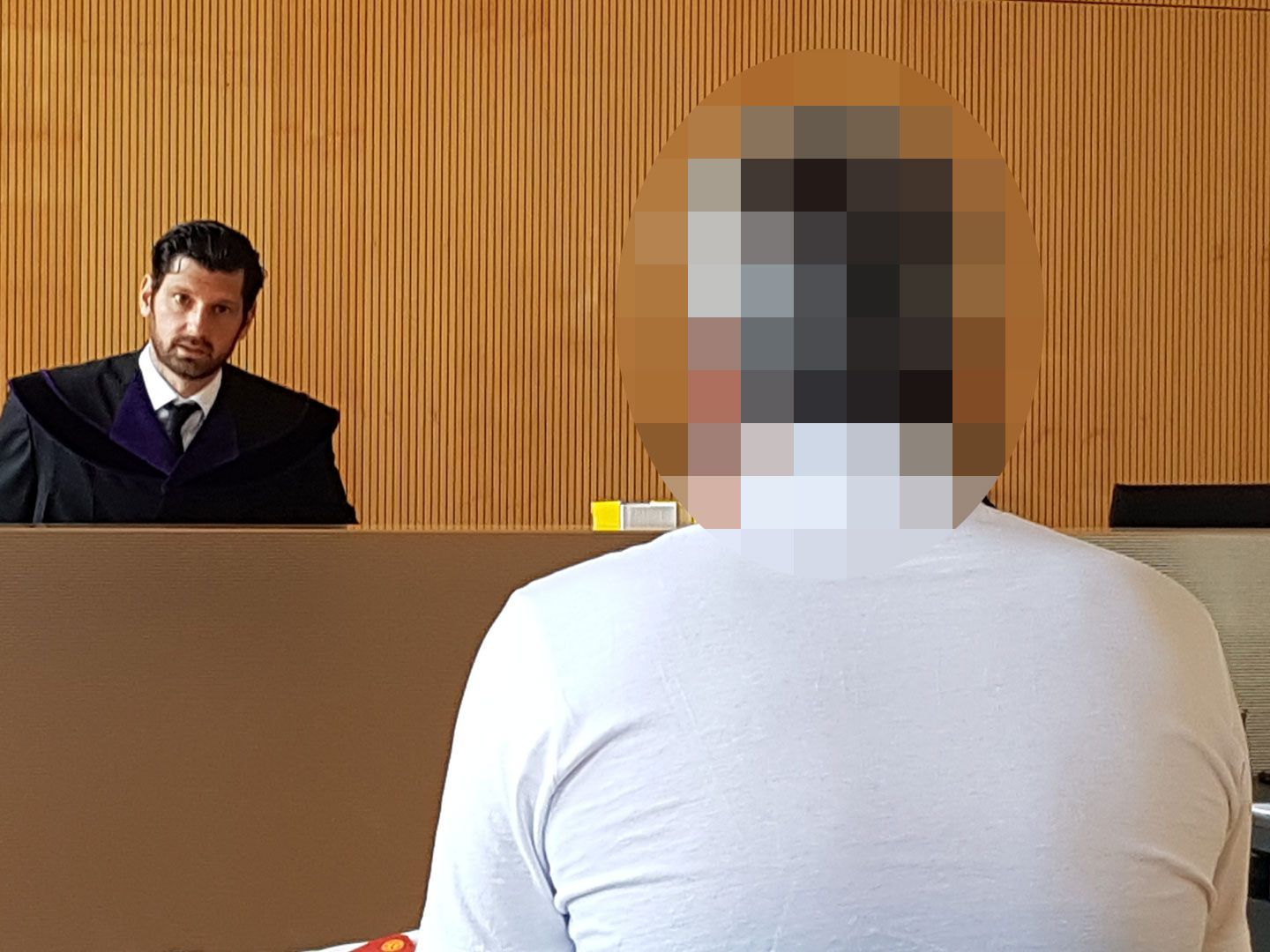 Ein 49-Jähriger muss sich wegen Vergewaltigung vor Gericht verantworten.