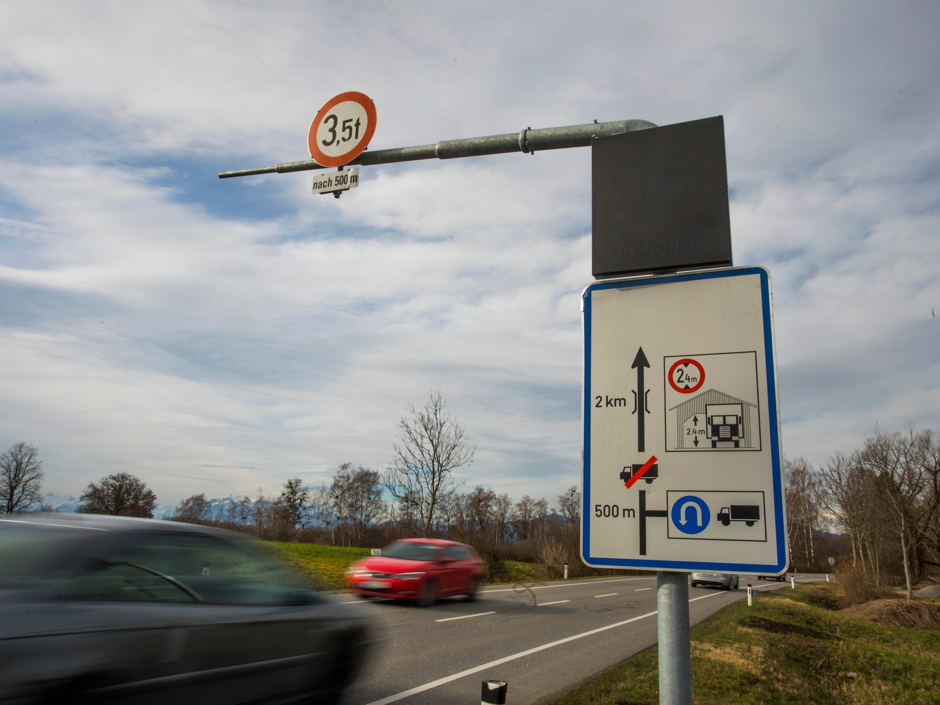 Ein hängengebliebener Lkw sorgt auf der Senderstraße für Verkehrsbehinderungen.