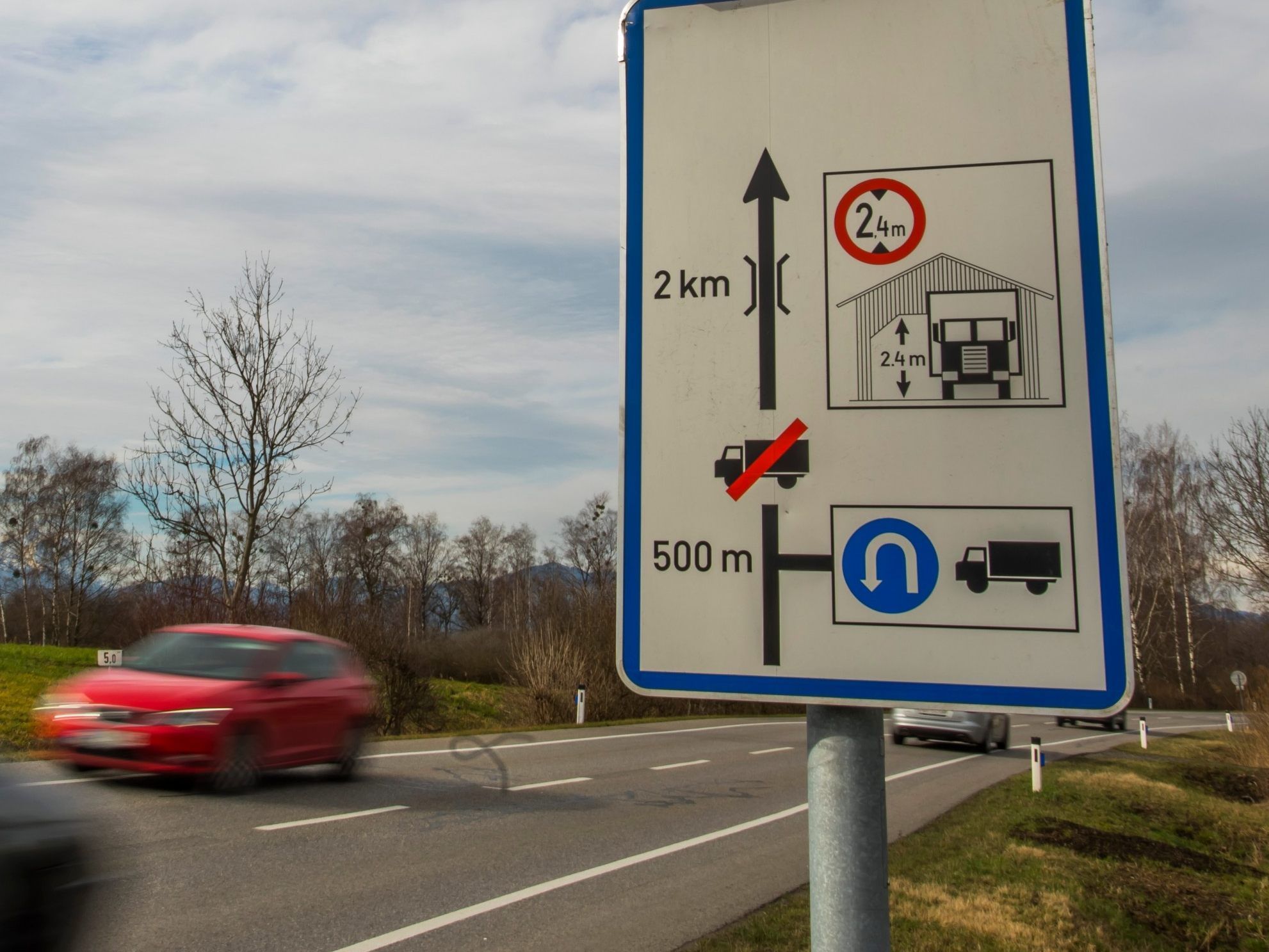 Lkw-Fahrverbot und Höhenbeschränkung vor der Senderbrücke sind gut ausgeschildert.