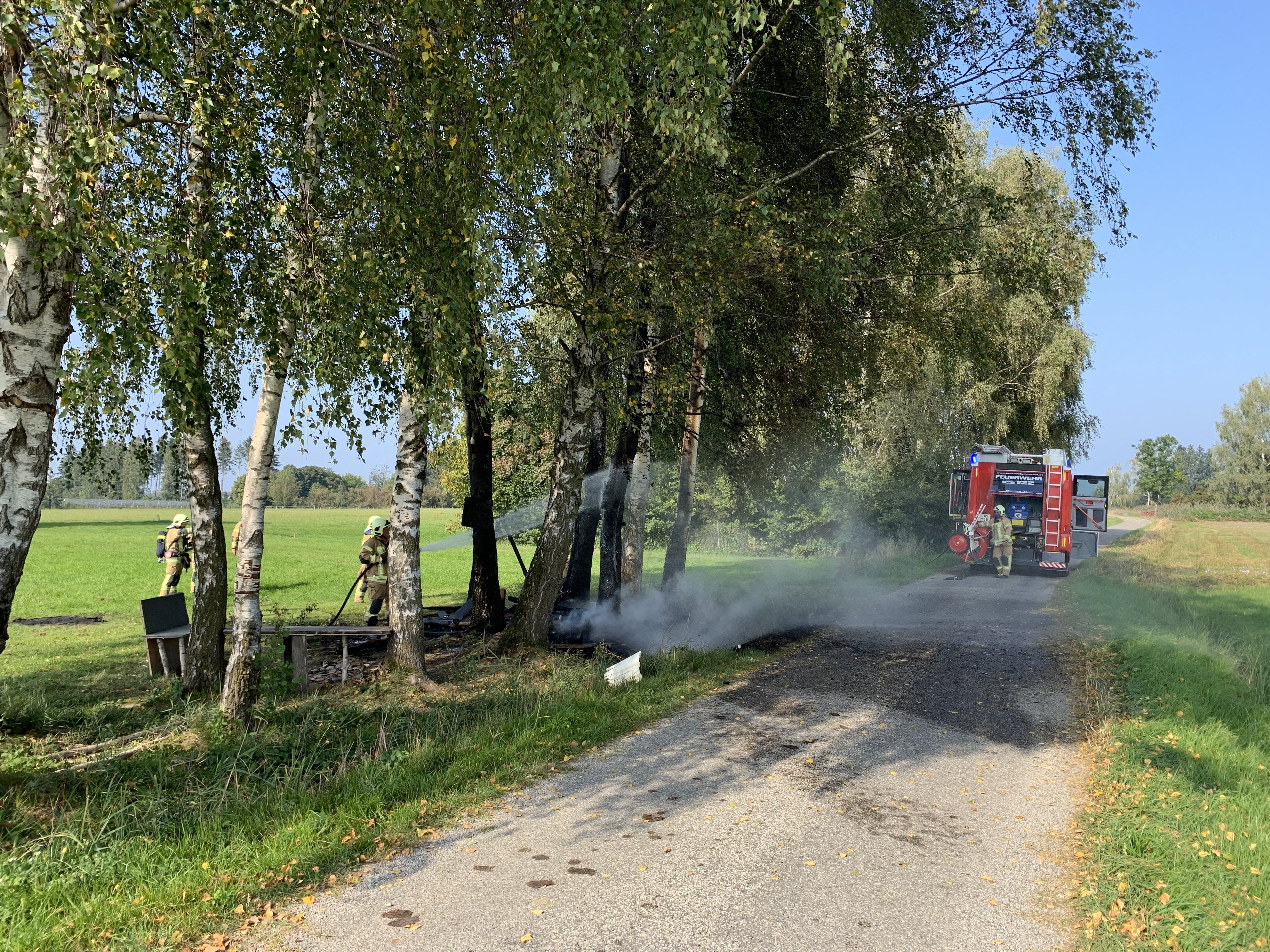 Beim Eintreffen der Feuerwehr stand die Hütte bereits in Vollbrand.