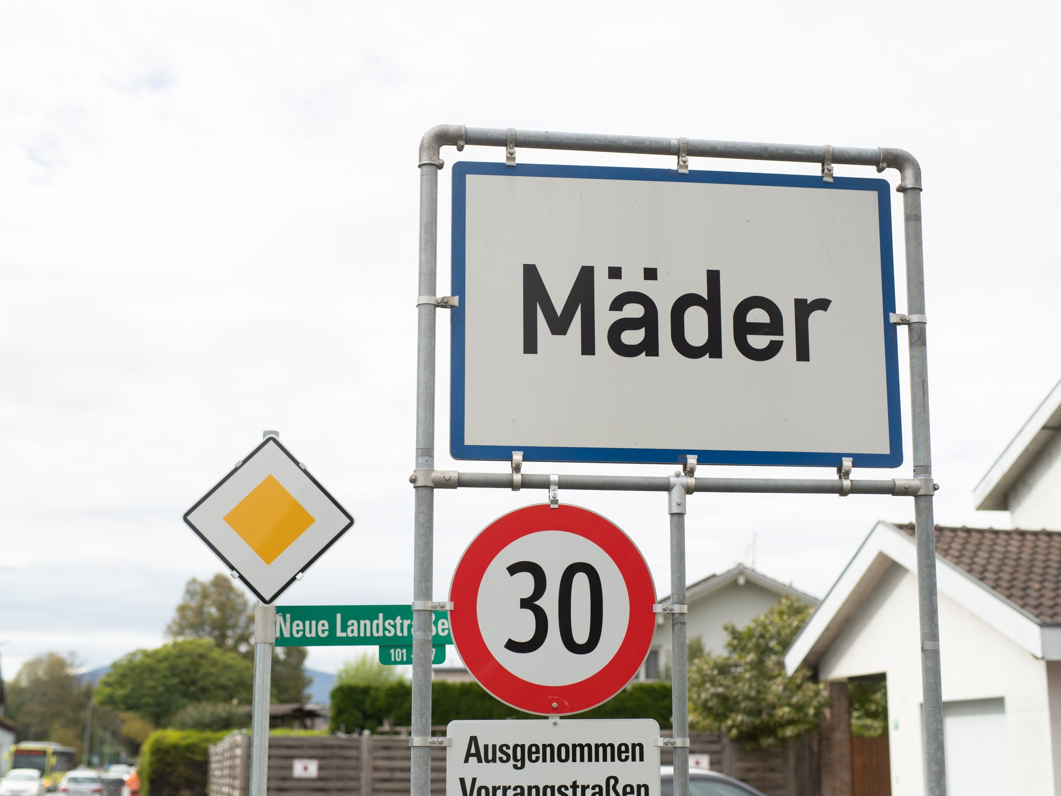 Polizeieinsatz in Mäder: Ein Junge meldet einen Mann mit Waffe.
