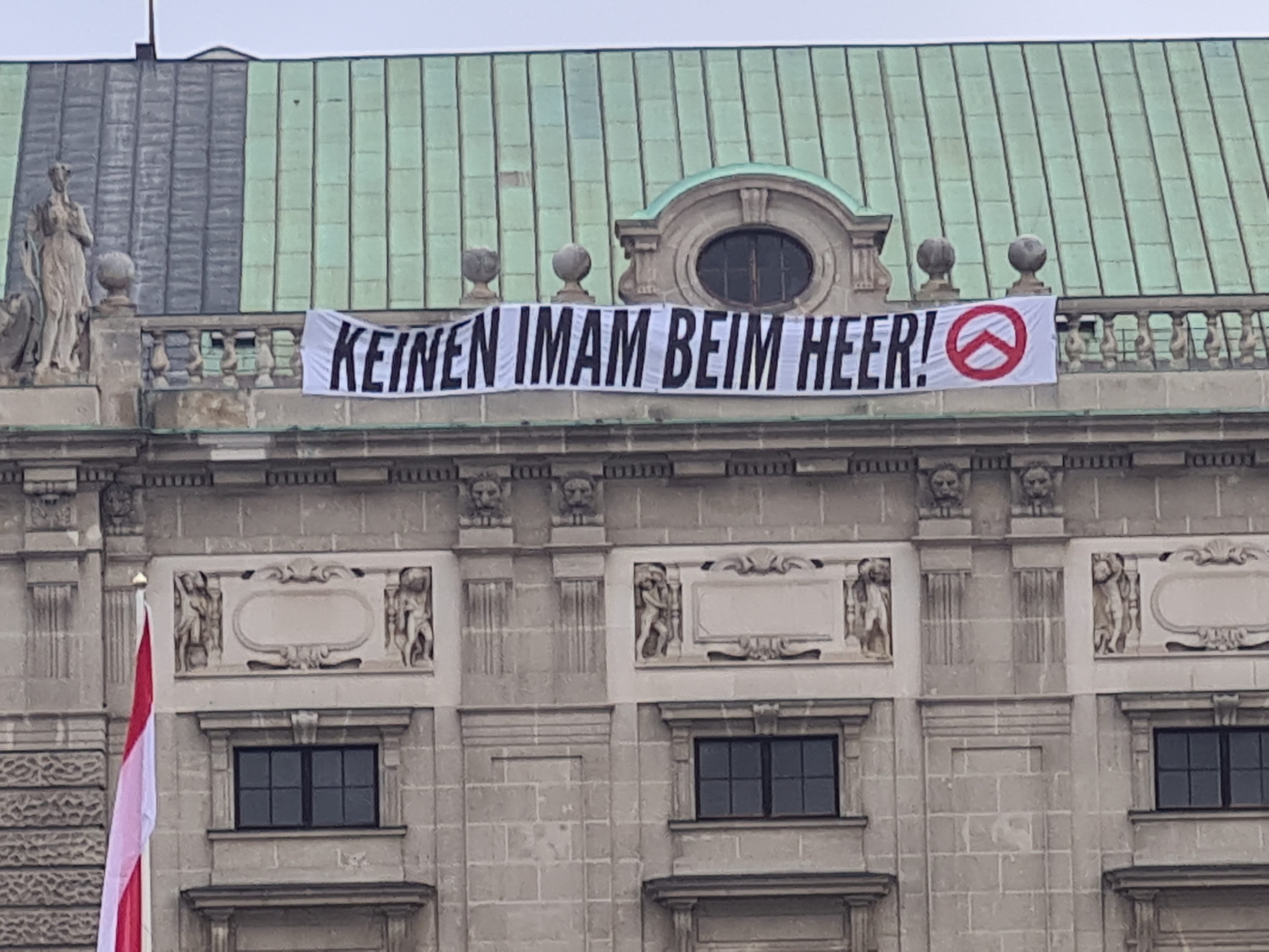 Das islamfeindliche Transparent am Dach der Wiener Hofburg, während Feierlichkeiten zum Nationalfeiertag.