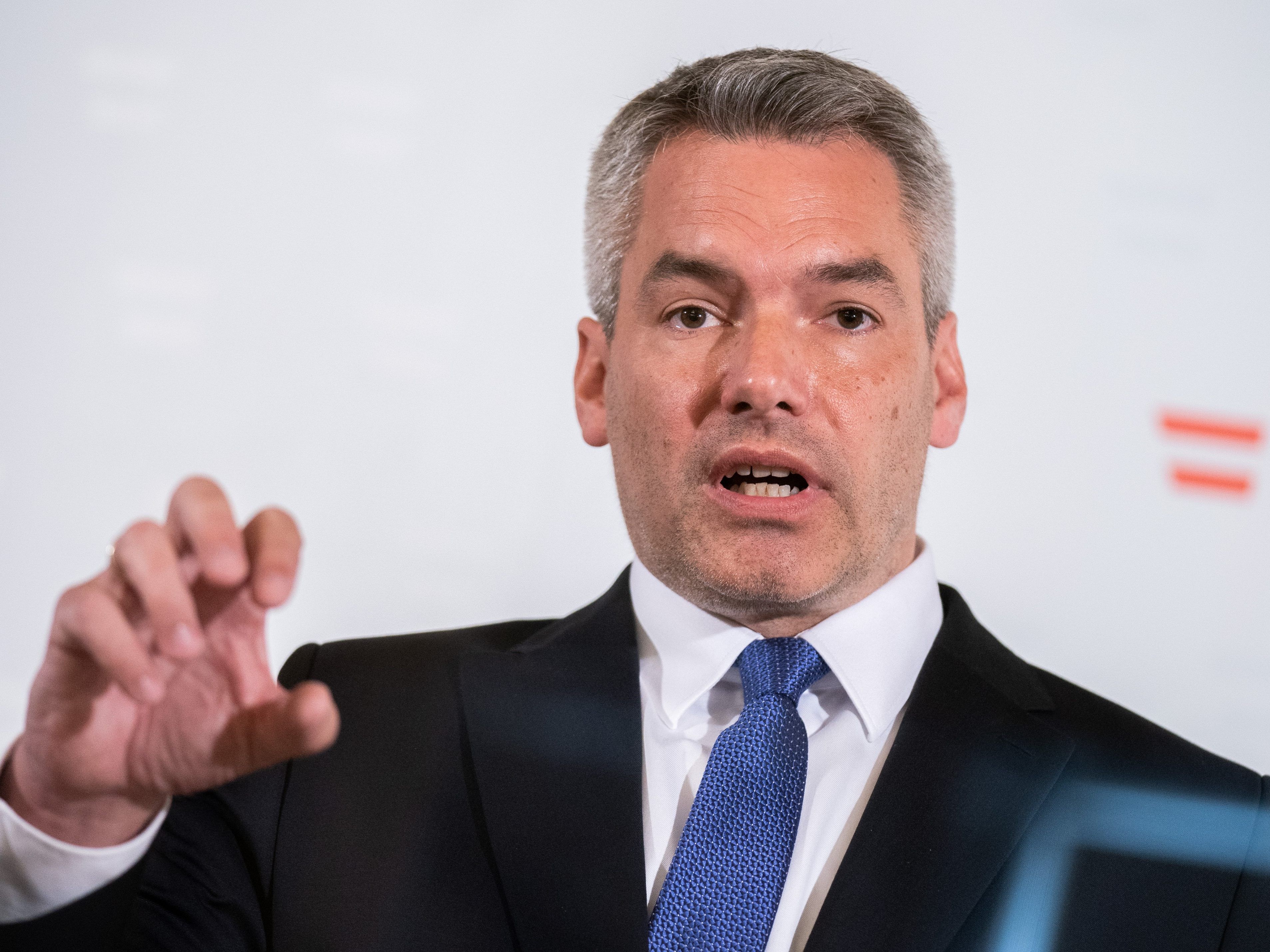 Nehammer kritisiert die "Zwangsverteilung" und Pläne für Abschiebungen.