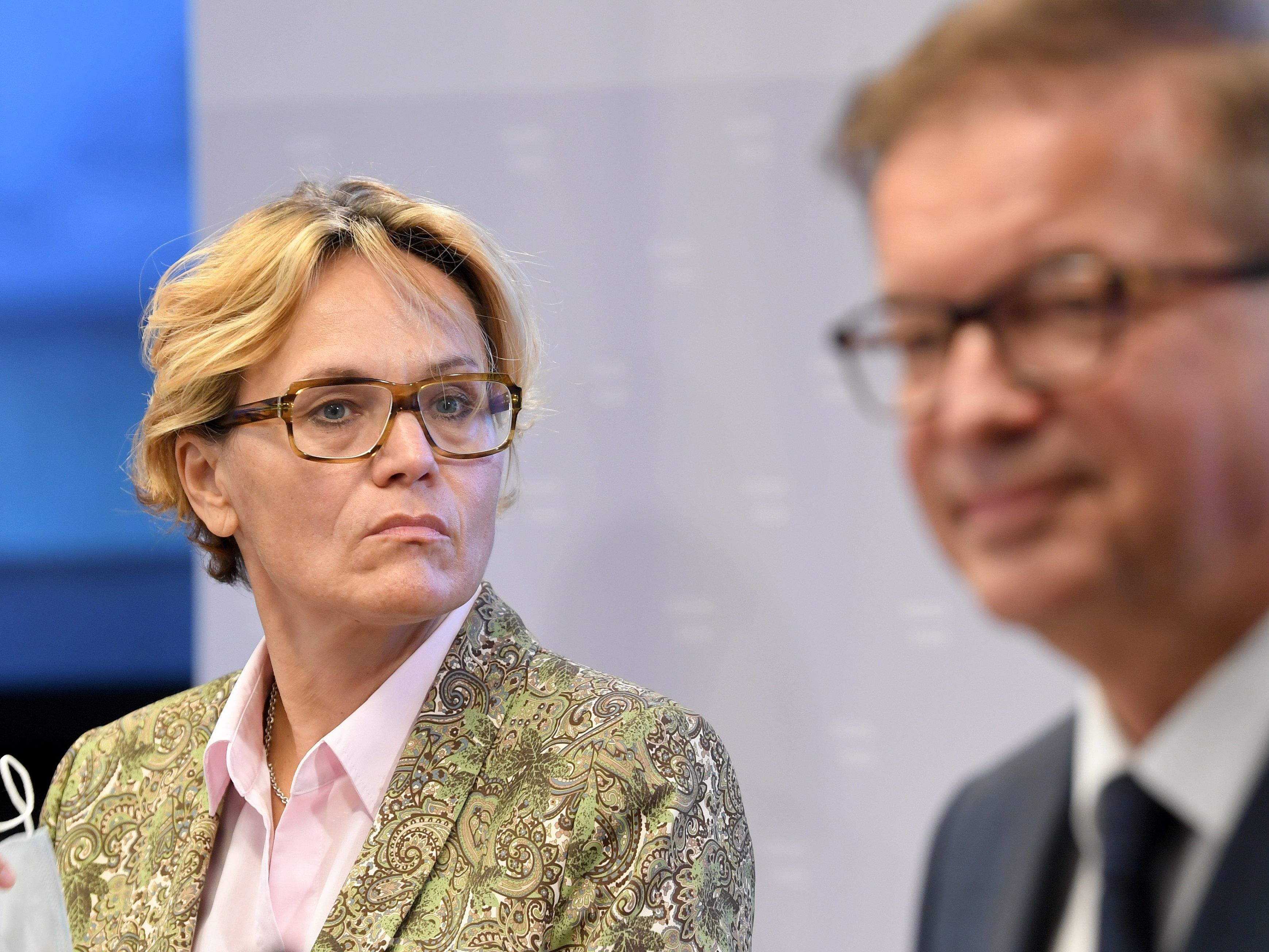 Daniela Schmid (l. - AGES, Sprecherin der Corona-Kommission des Bundes) - Österreich wird Rot geschalten.