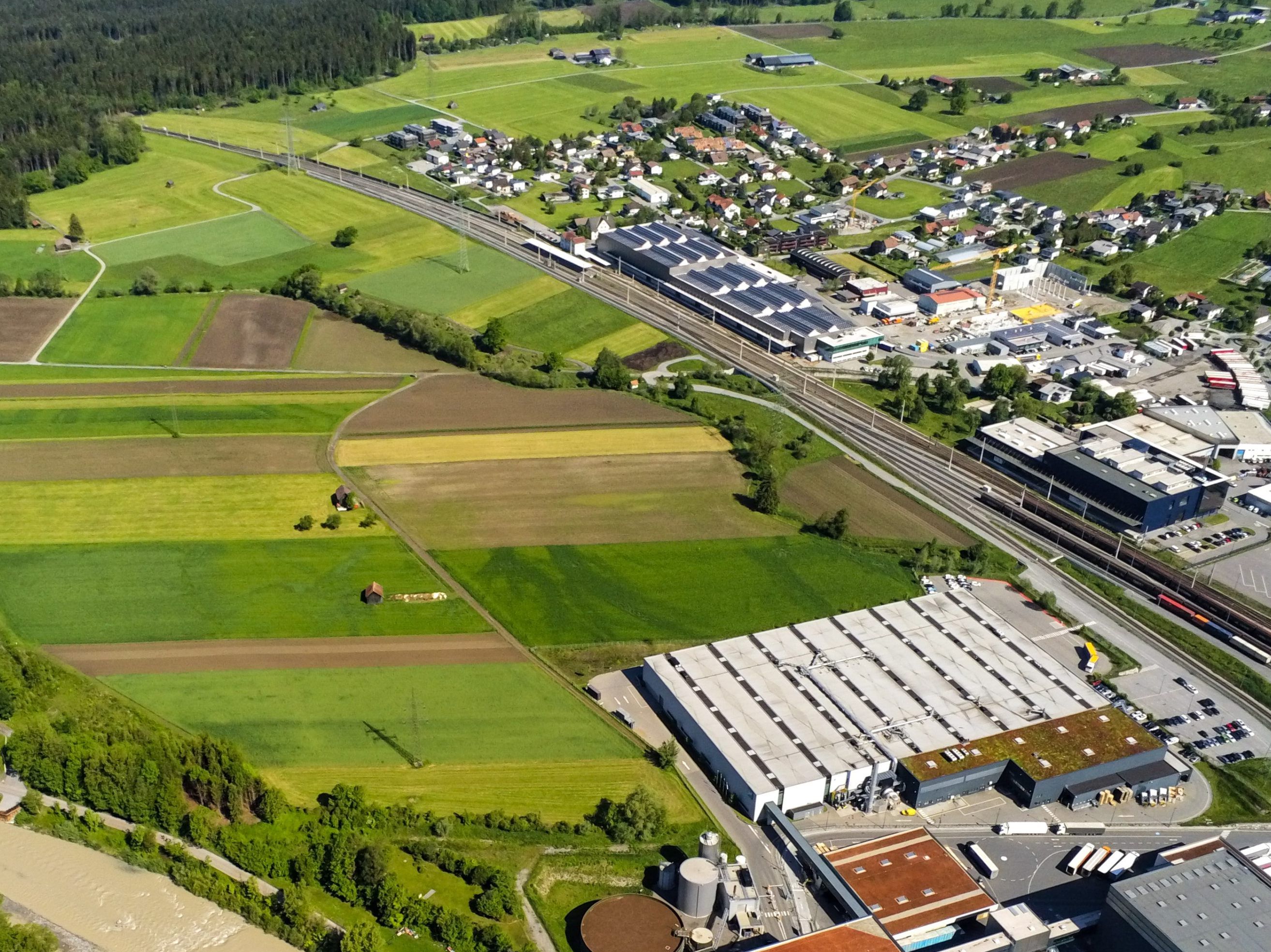 Bild zeigt eine Luftansicht des Geländes rund um die Firma Rauch in Nüziders und Ludesch., das umgewidmet werden sollte.