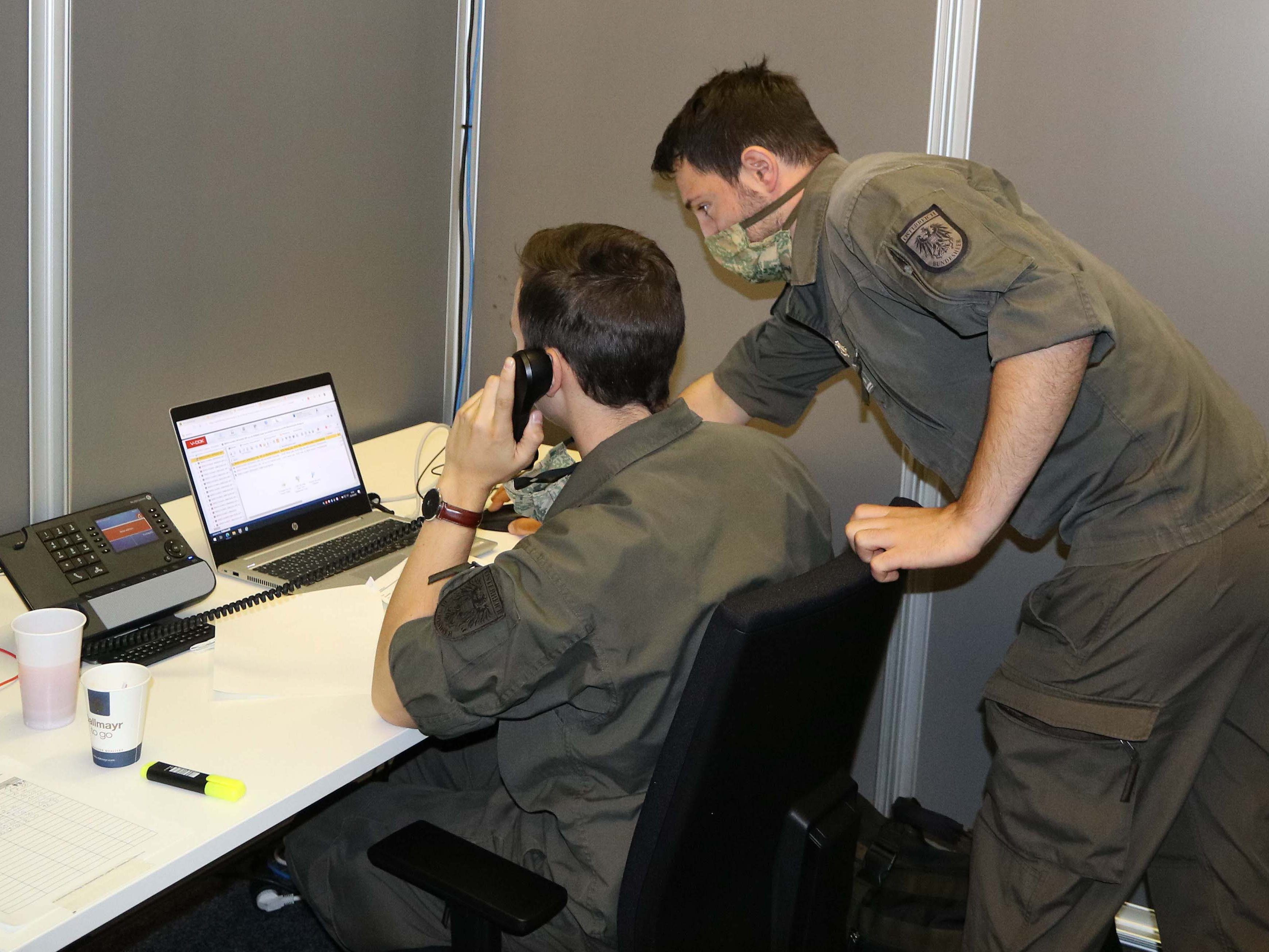 Wachtmeister Andreas S. unterstützt seine Soldaten beim Personenkontaktmanagement
