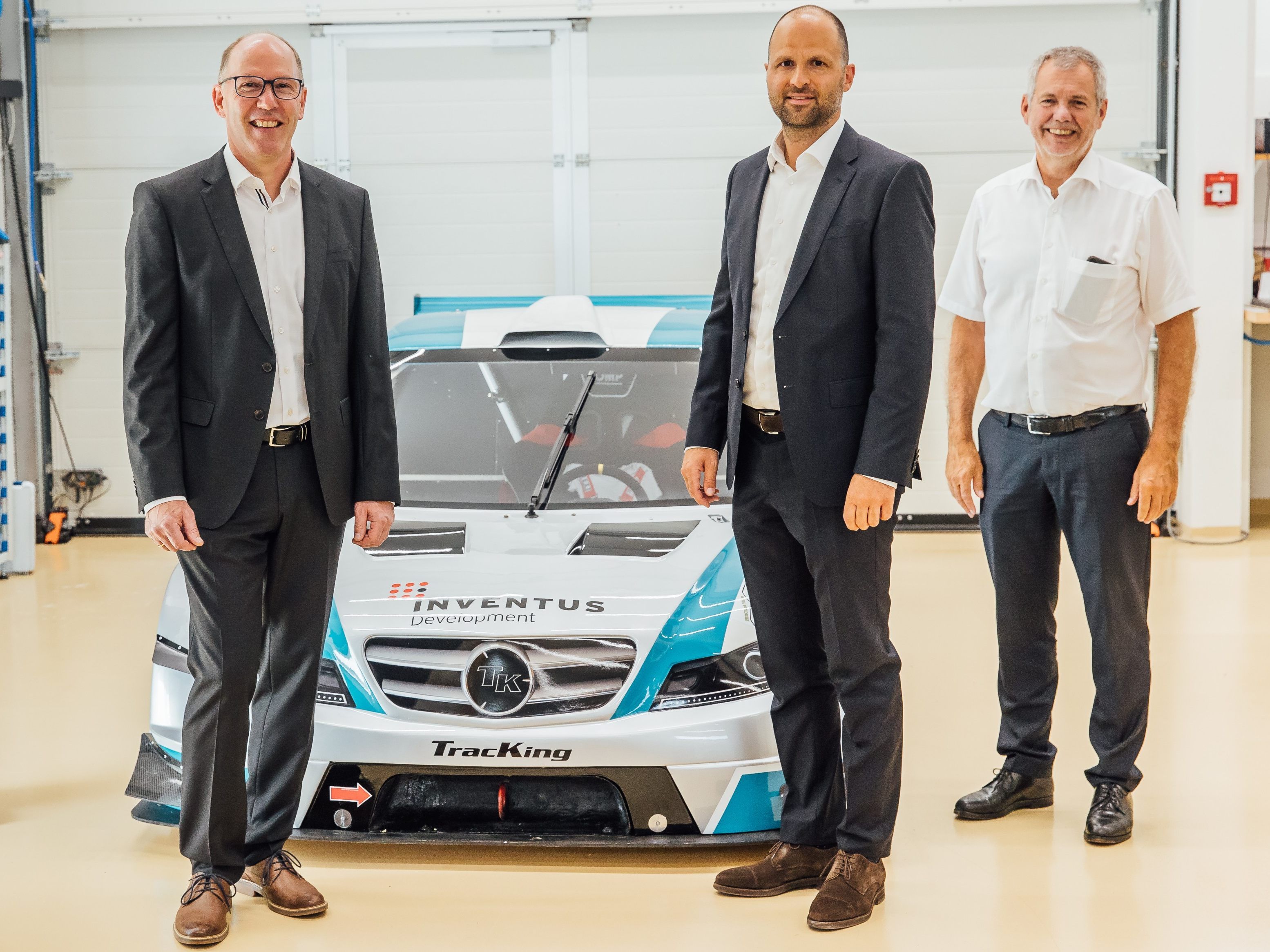 KMU-Unternehmer des Jahres Stefan Battlogg (2.v. l.) mit Juroren des Wettbewerbs beim Besuch seines Unternehmens.