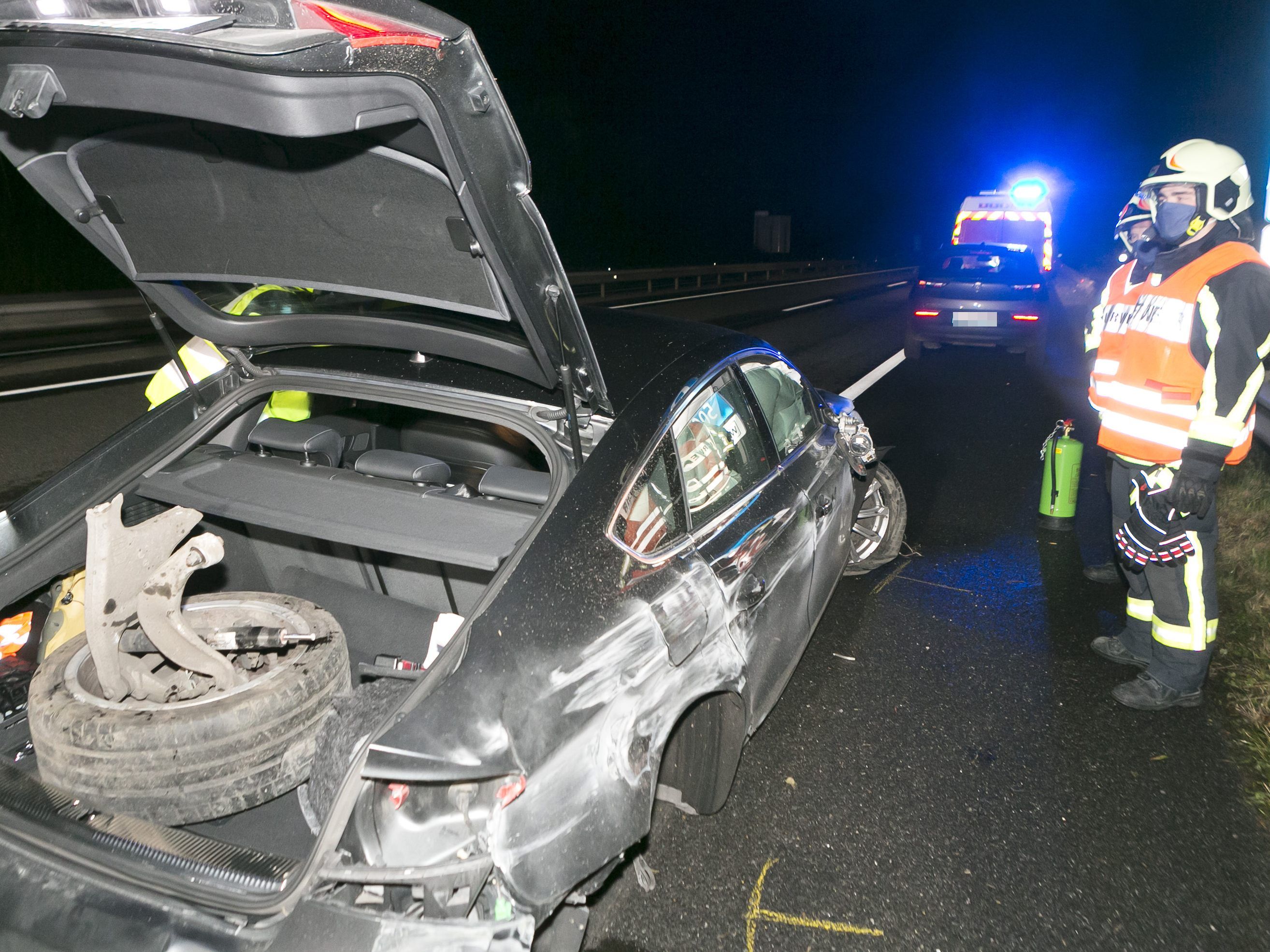 Die Autobahnpolizei geht von einem illegalen Autorennen aus.