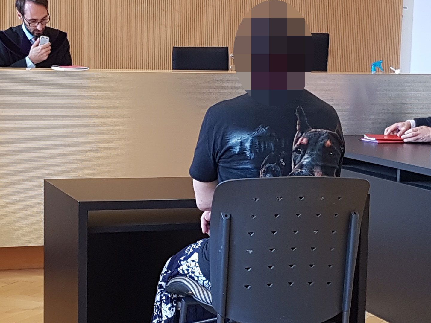 Eine 66-Jährige musste sich wegen Stalkings vor Gericht verantworten.