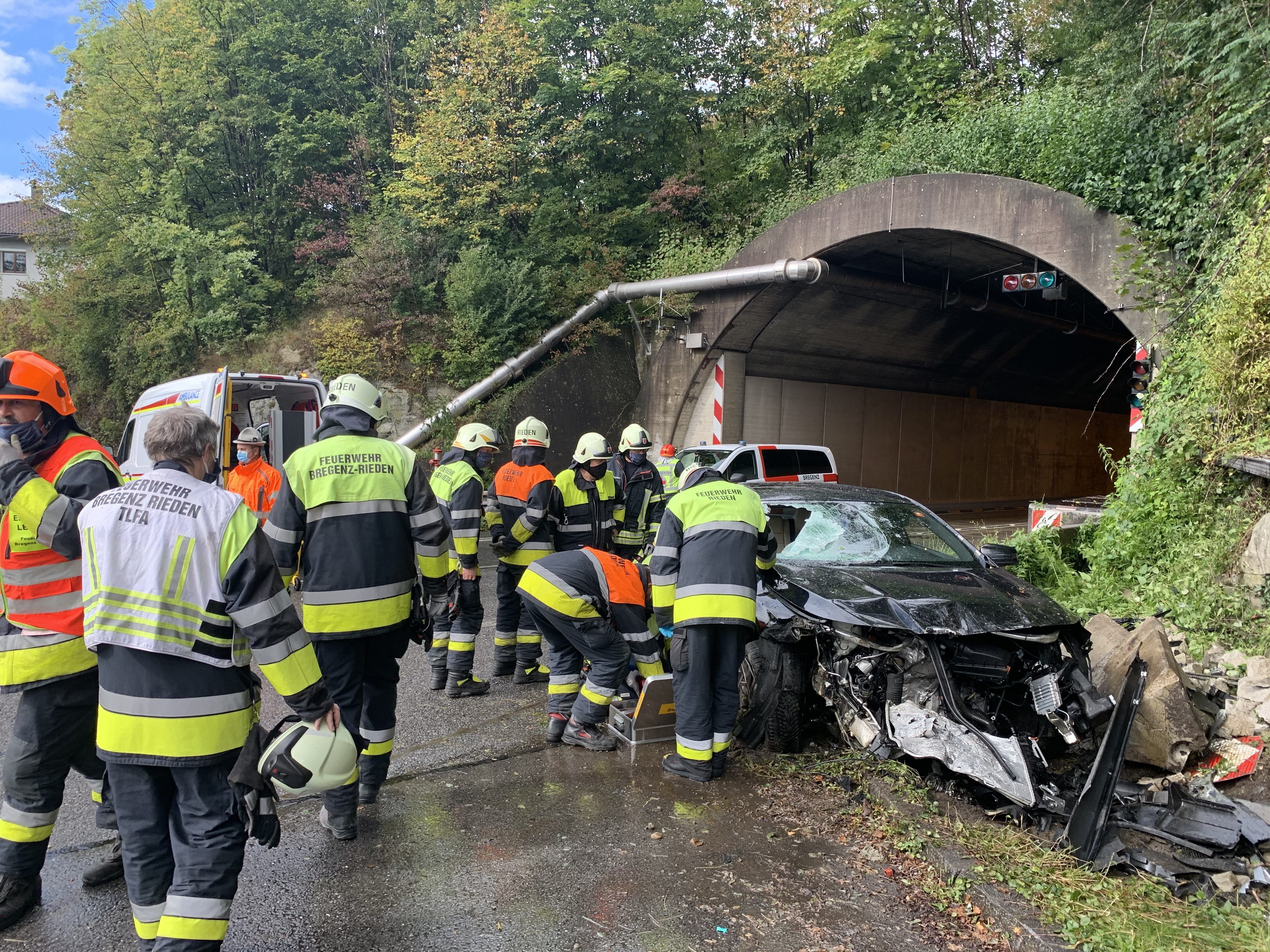 Ein 24-Jähriger wurde bei einem Unfall in Bregenz schwer verletzt.