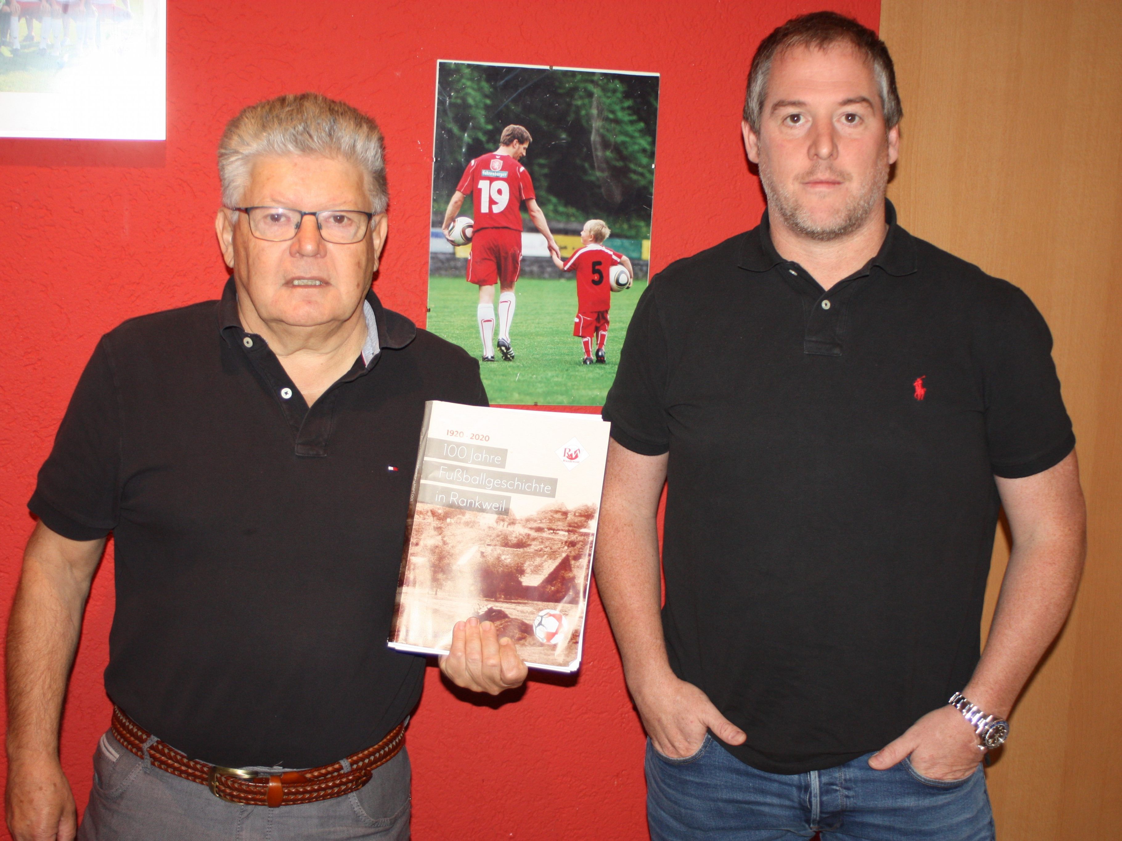 Edi Engler und Jürgen Sturn haben die Festschrift 100 Jahre Fußballgeschichte in Rankweil dokumentiert