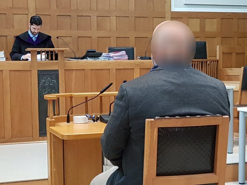 Statt Essen gab es zwei Faustschläge, 2160 Euro Strafe