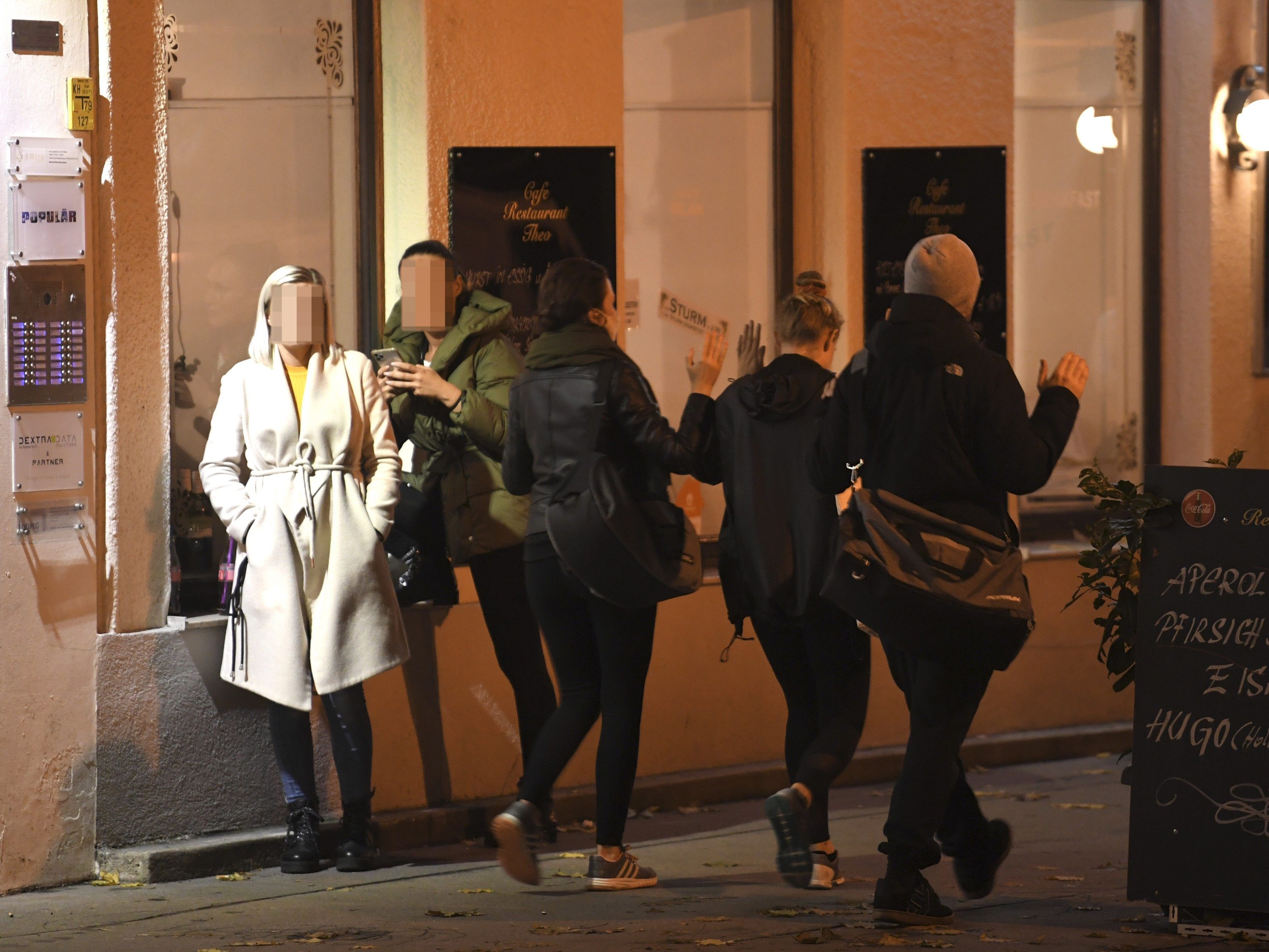 Laut einem Zeugen haben die Angreifer ganz gezielt auf die Menschen vor den Bars geschossen.