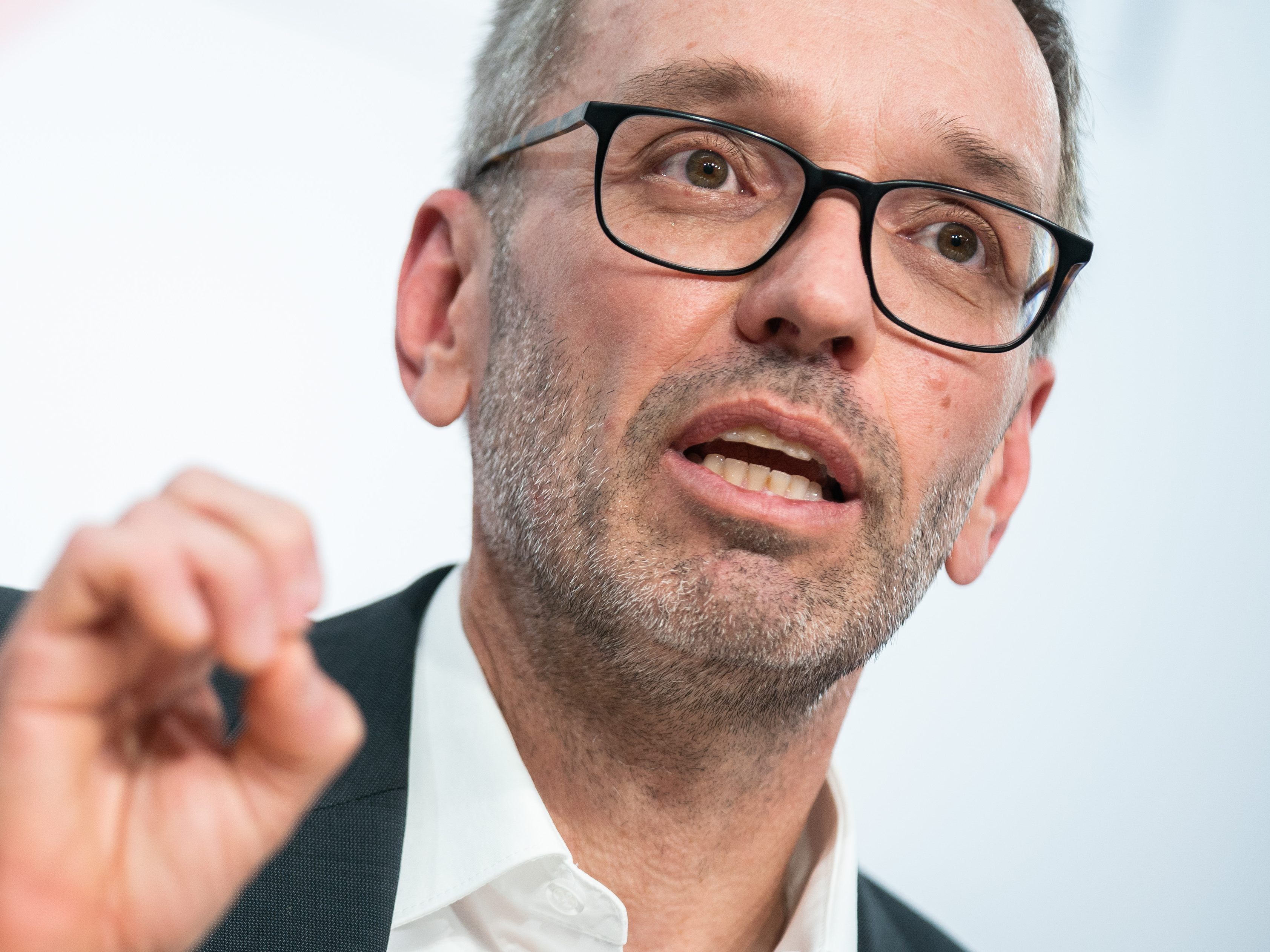 Herbert Kickl betonte in seiner Pressekonferenz, der Täter und sein Umfeld seien unter Beobachtung gestanden.