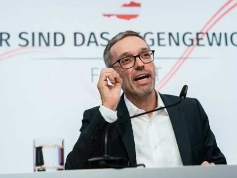 Ehemalige Mitglieder der umstrittenen Leibgarde des früheren Innenministers Herbert Kickl (FPÖ) haben nach dessen Ausscheiden aus dem Amt Dienst im Wiener Landesamt für Verfassungsschutz und Terrorismusbekämpfung (LVT) verrichtet.