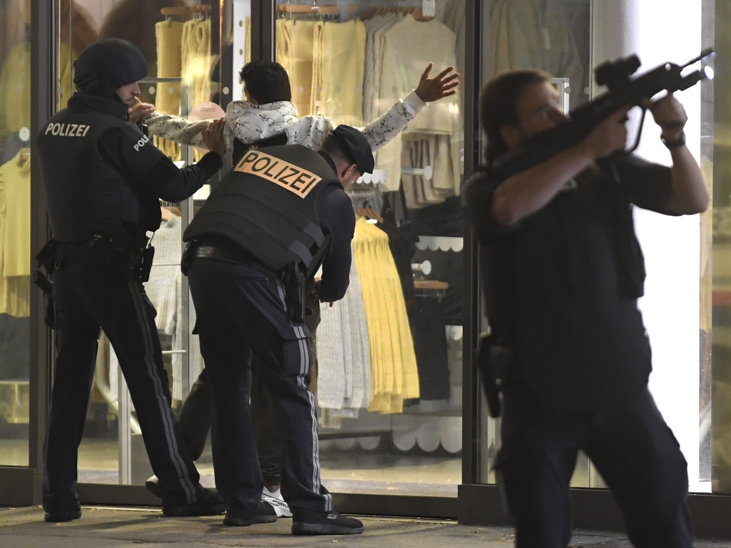 Die Polizei fahndet nach dem Anschlag in der Wiener Innenstadt noch nach einem flüchtigen Täter.