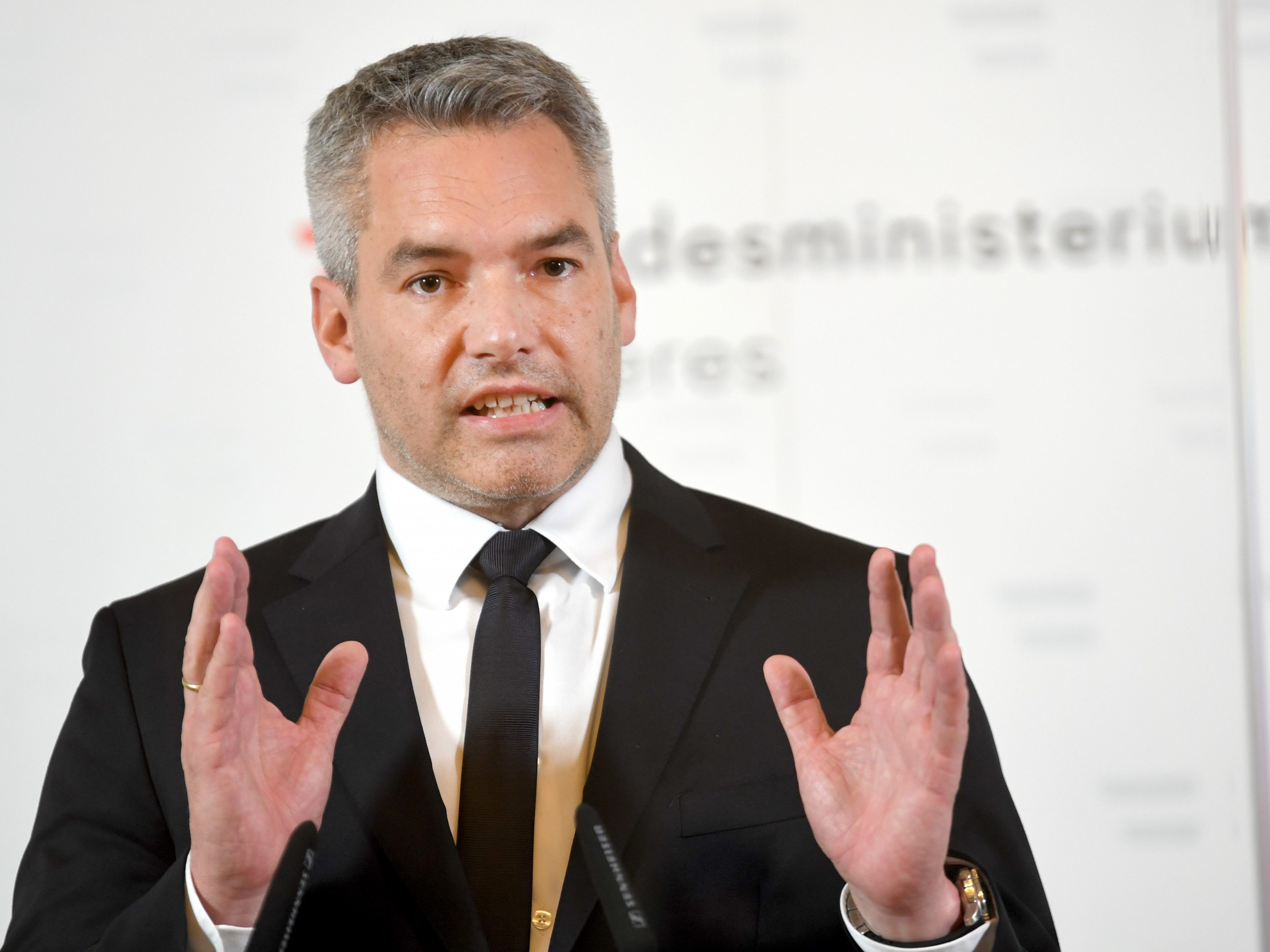 Innenminister Karl Nehammer informierte am Mittwch über die aktuelle Lage nach dem Anschlag in Wien.