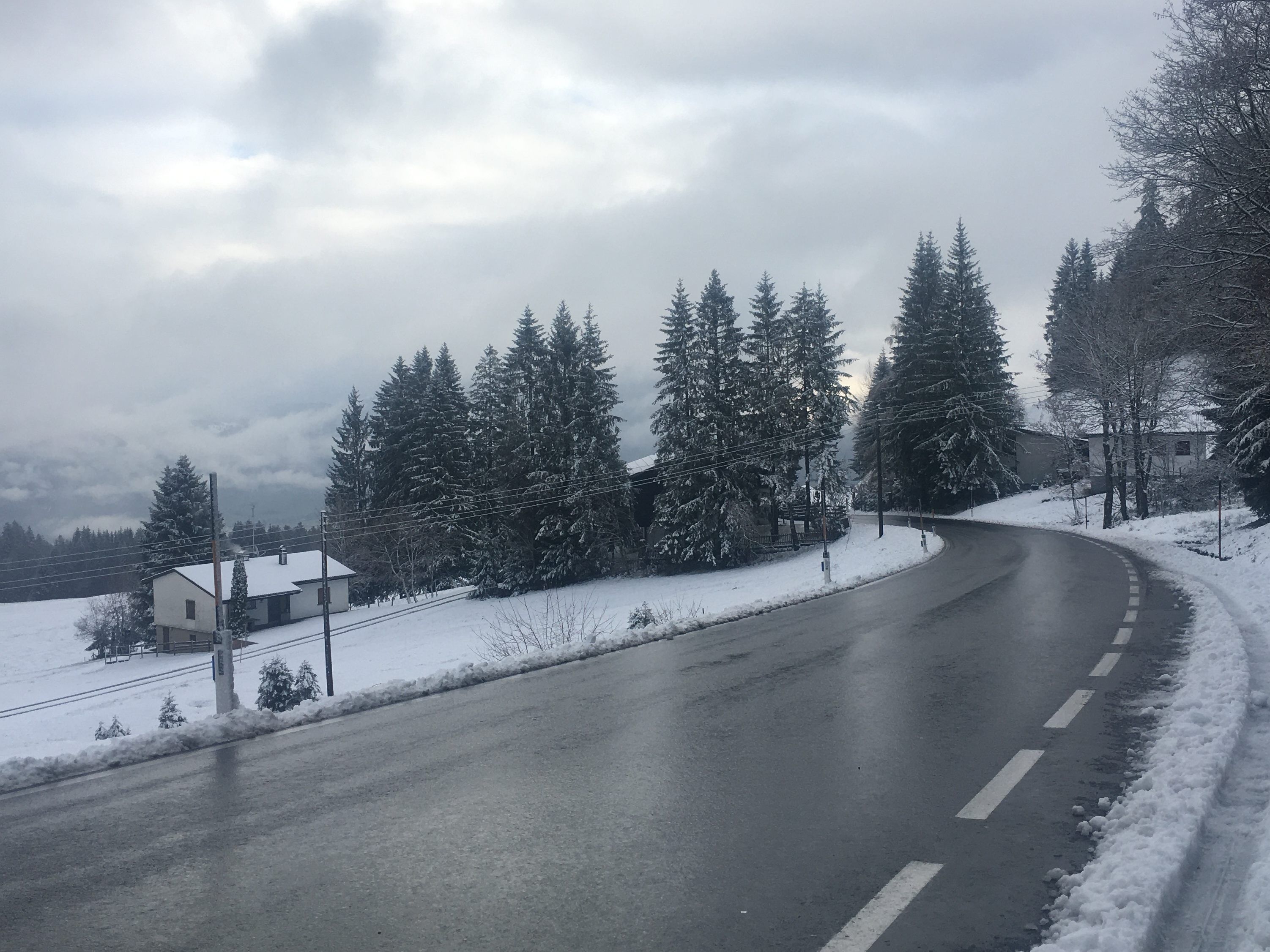 Auf der Bödelestraße blieb der Schnee noch nicht liegen, die Umgebung ist bereits winterlich "angezuckert".