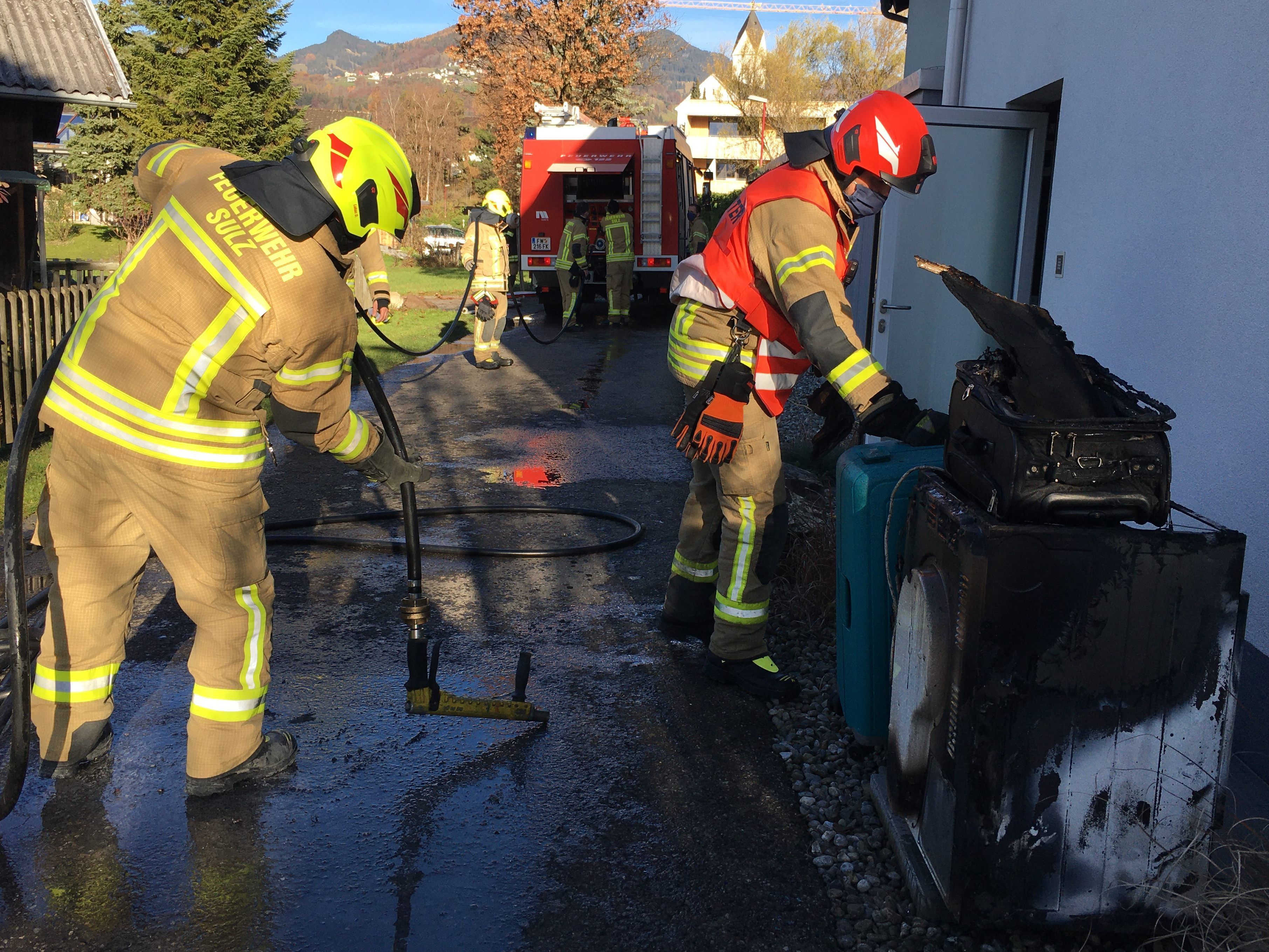Wäschetrockner und Gepäckstücke wurden durch den Brand zerstört.