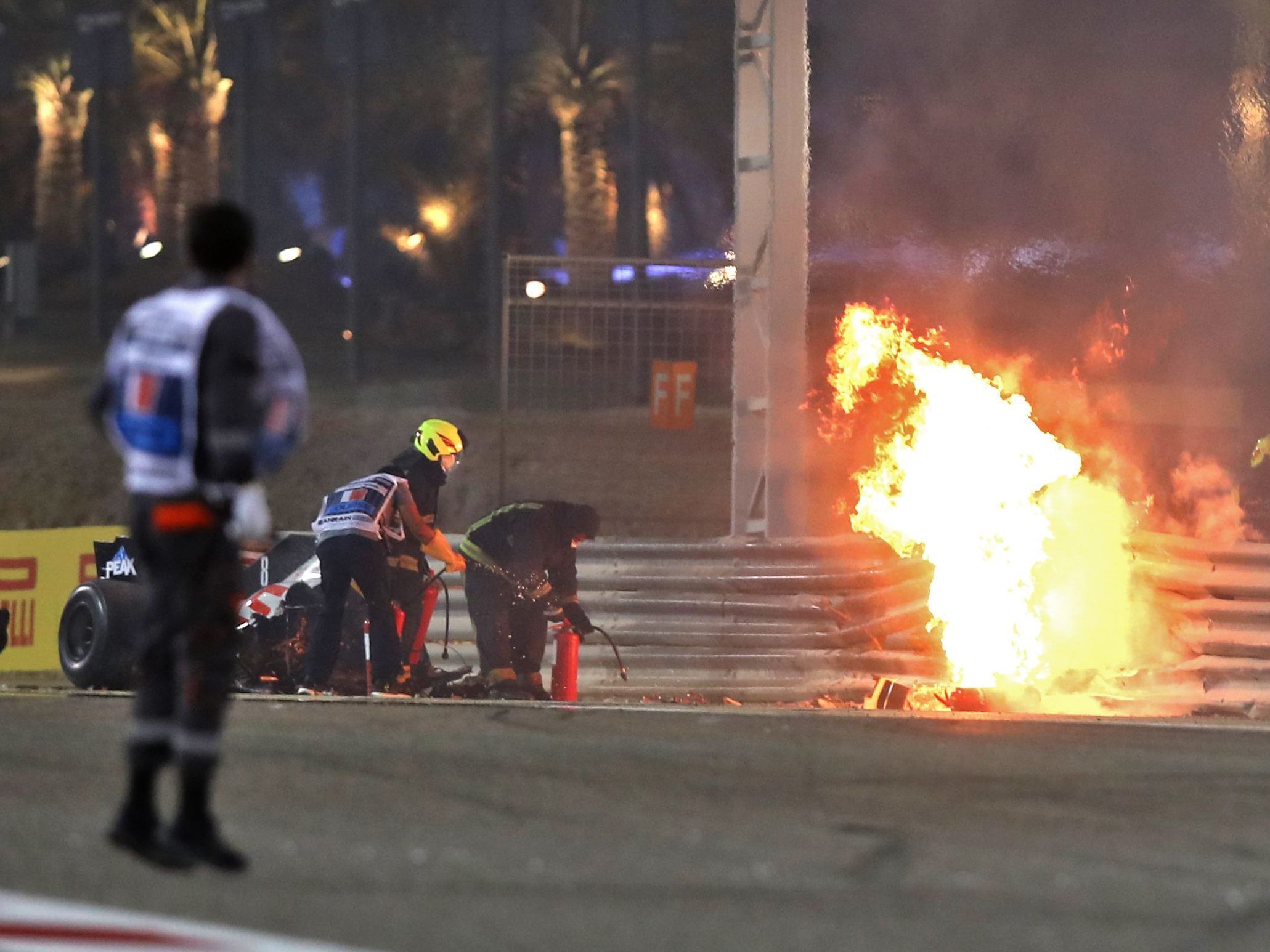 Romain Grosjeans Wagen wurde in zwei Teile gerissen und fing Feuer.