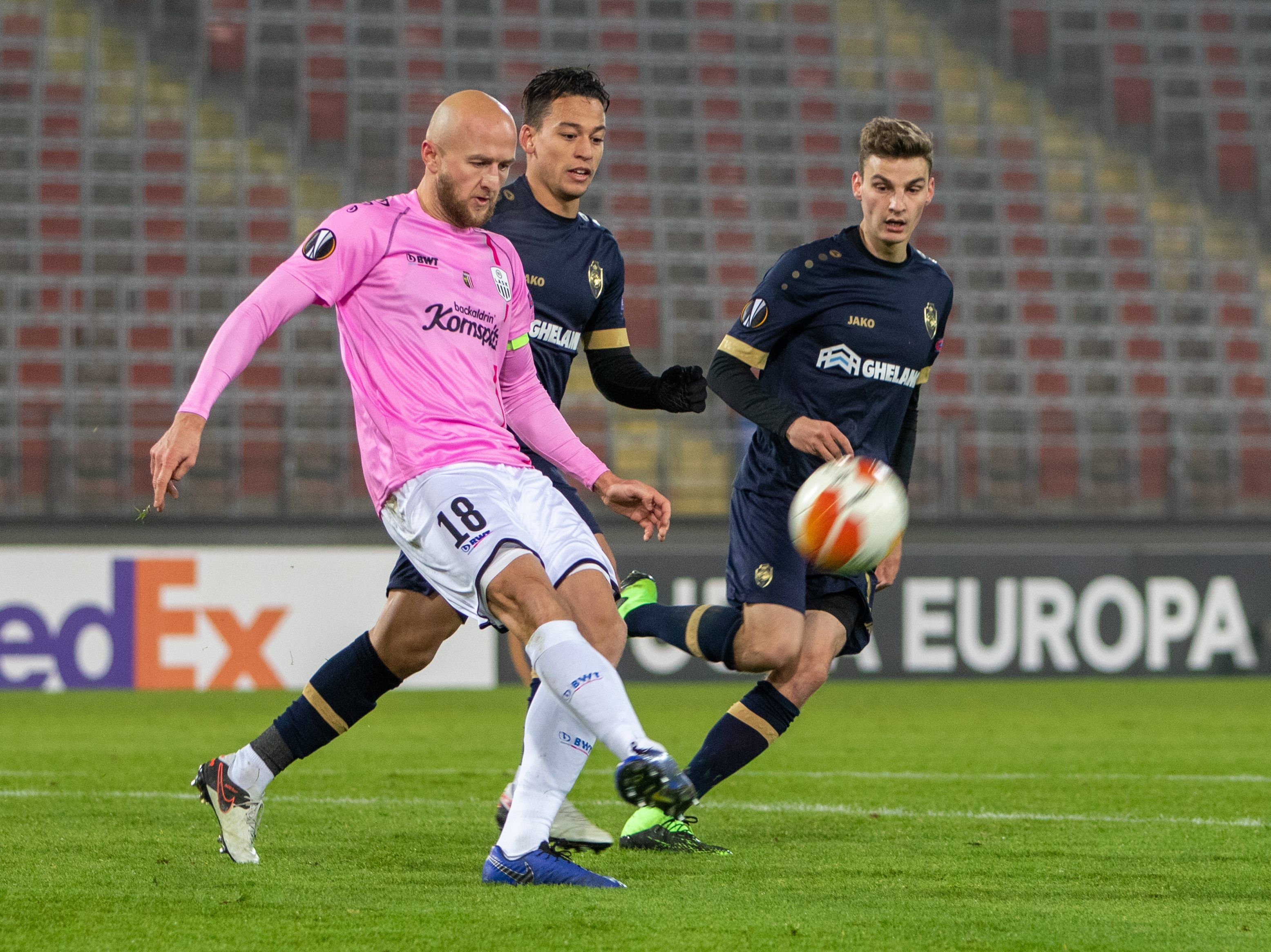 Teamspieler Gernot Trauner leitete mit seiner Roten Karte die Niederlage des LASK ein.