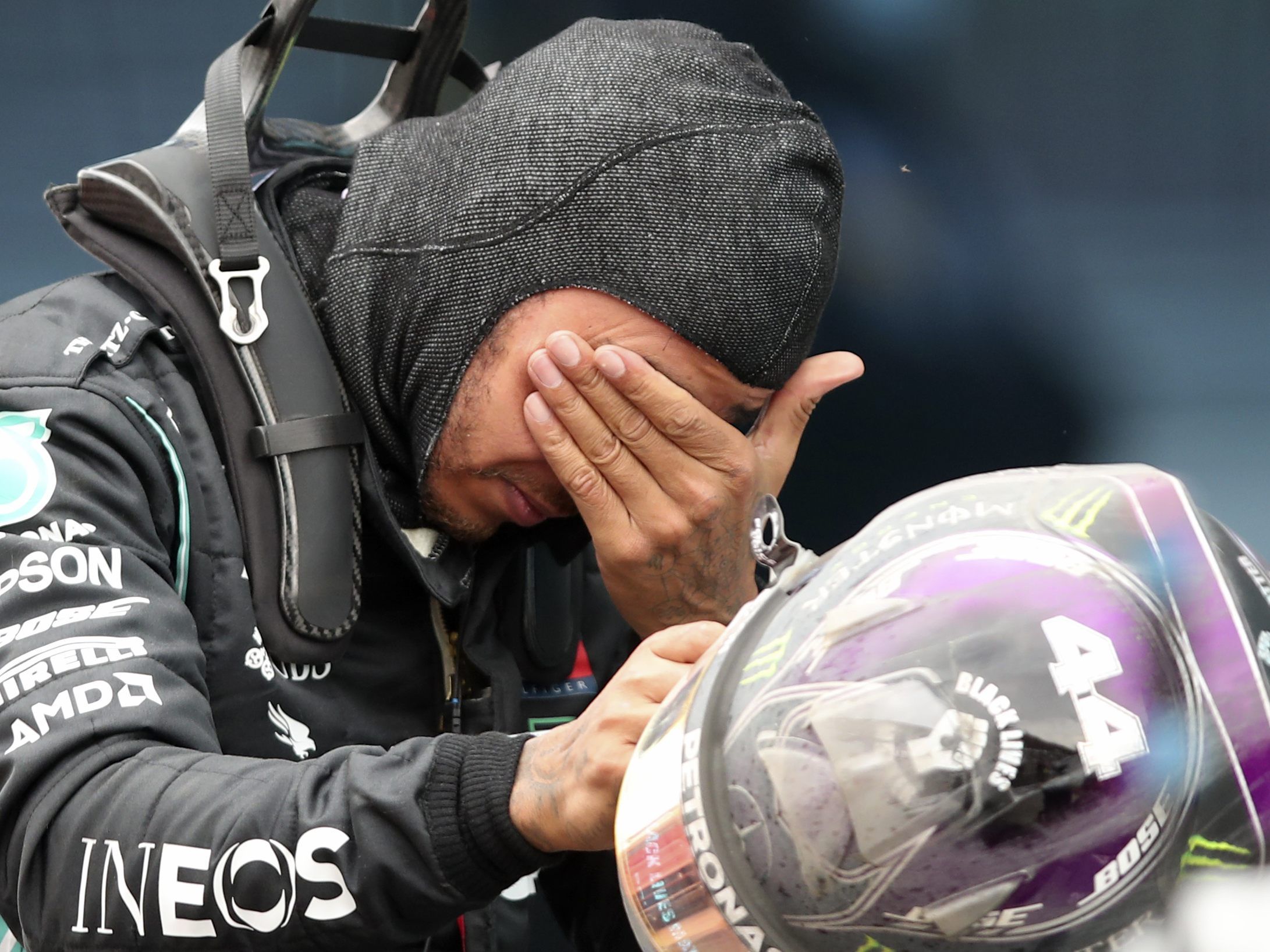 Lewis Hamilton zieht mit seinem 7.WM-Tiel mit Rekordhalter Michael Schumacher gleich.