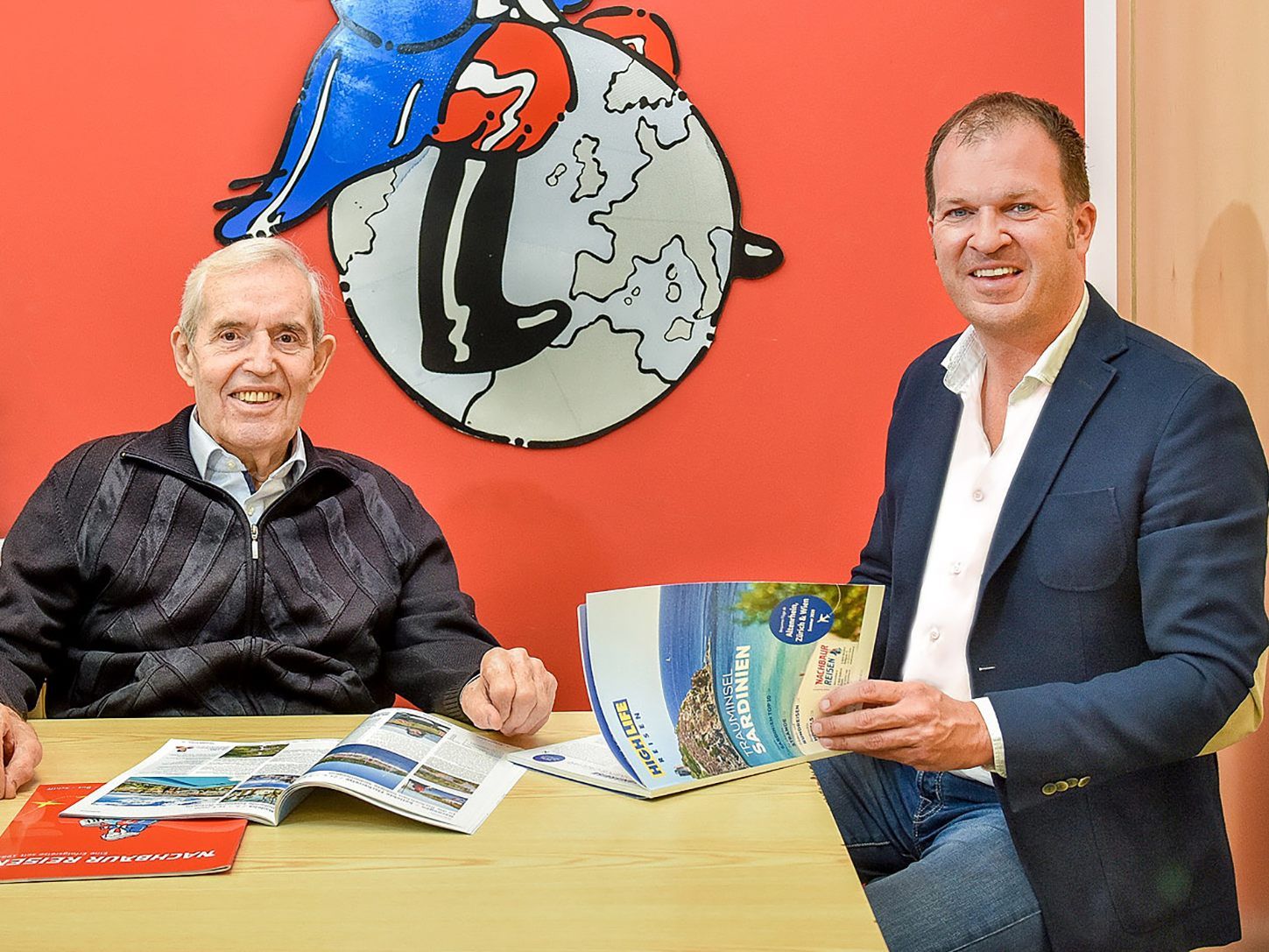 Emil Nachbaur (li.) verkauft sein Unternehmen Nachbaur Reisen seinem Neffen Michael Nachbaur, Eigentümer von High Life Reisen, und tritt 83-jährig in den Ruhestand.