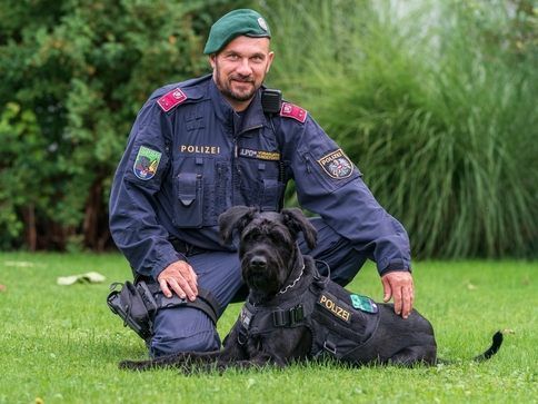 Hundeführer Bernd Ludl mit seinem Riesenschnauzer