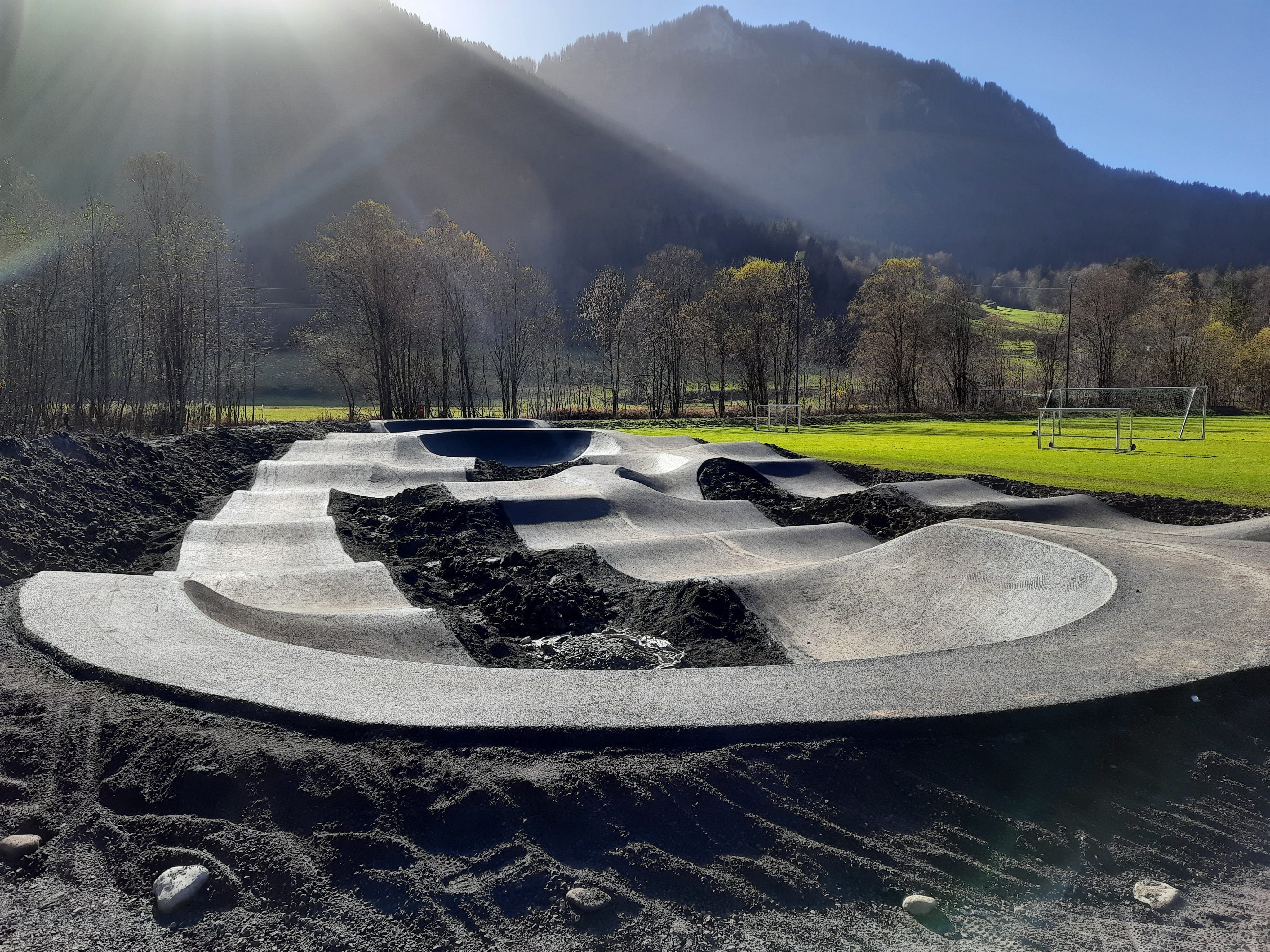 Ob Bike, Skateboard, Inline-Skates, Longboard, Scooter oder andere Rollsportgeräte: Spaß auf der neuen Pumptrack-Anlage ist garantiert.