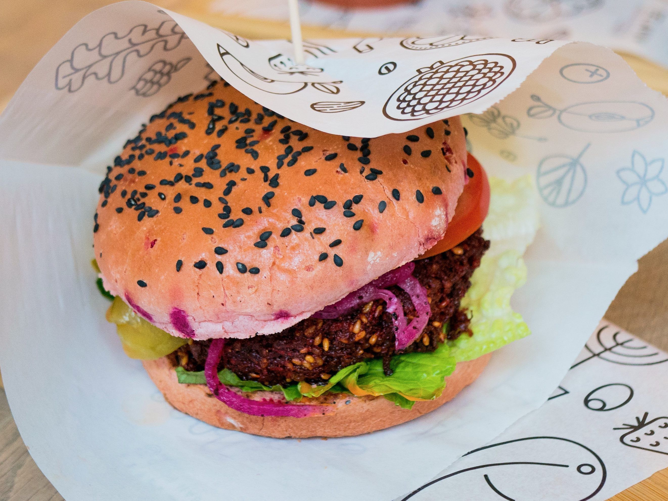 Konsumentenschützer bemängelten Mineralölrückstände und Nährwertqualität in veganen Burgern