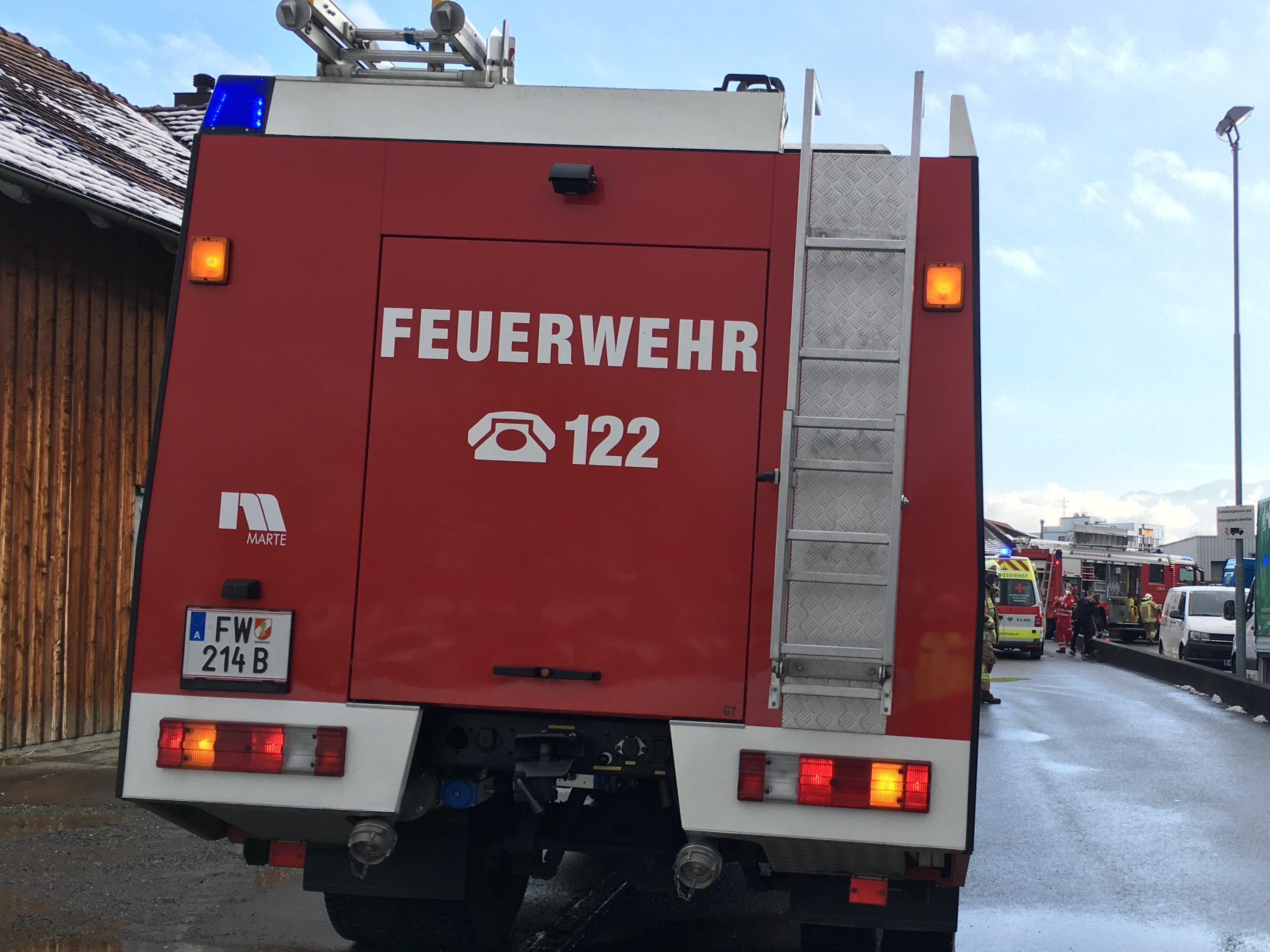 Das Fahrzeug konnte mittels Seilwinde geborgen werden.