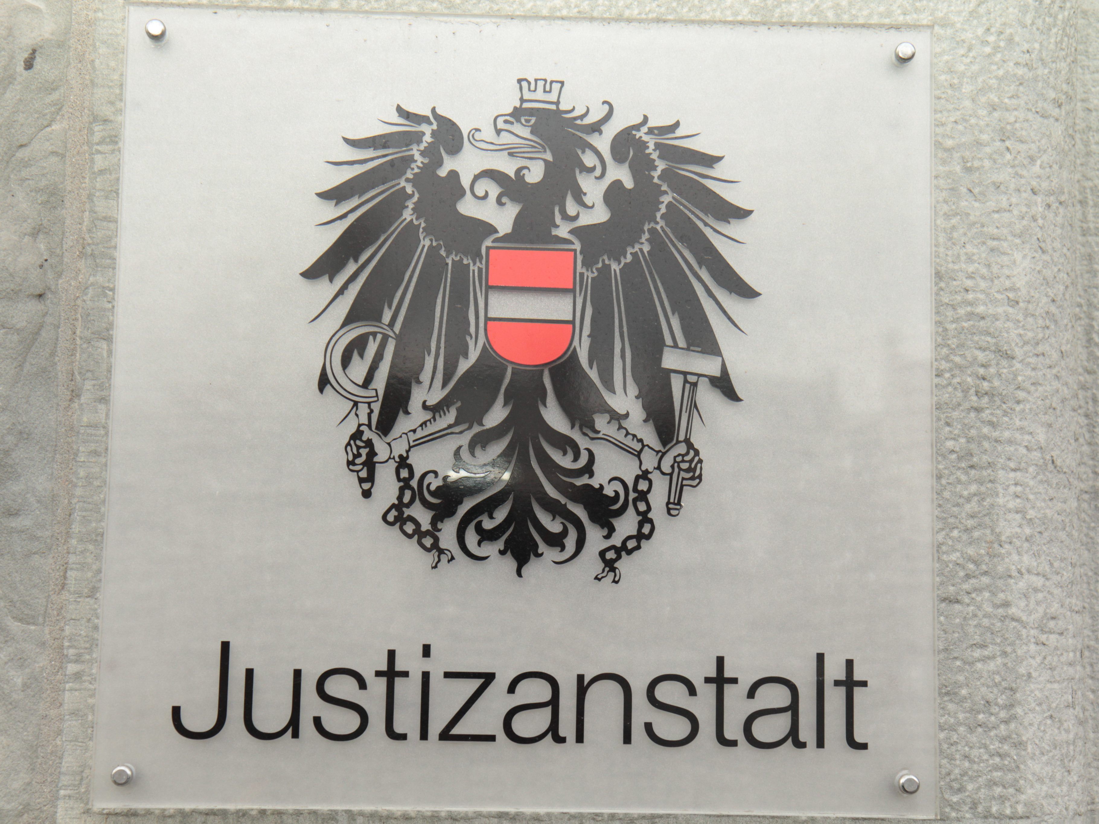 Eine Mitarbeiterin der Justizanstalt Feldkirch wurde vom Dienst suspendiert.