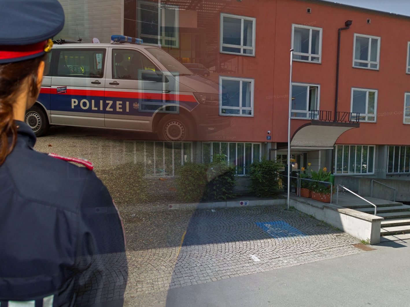 Der Mann beschädigte unter anderem die Eingangstüre der Polizeiinspektion Bregenz (rechts im Bild).