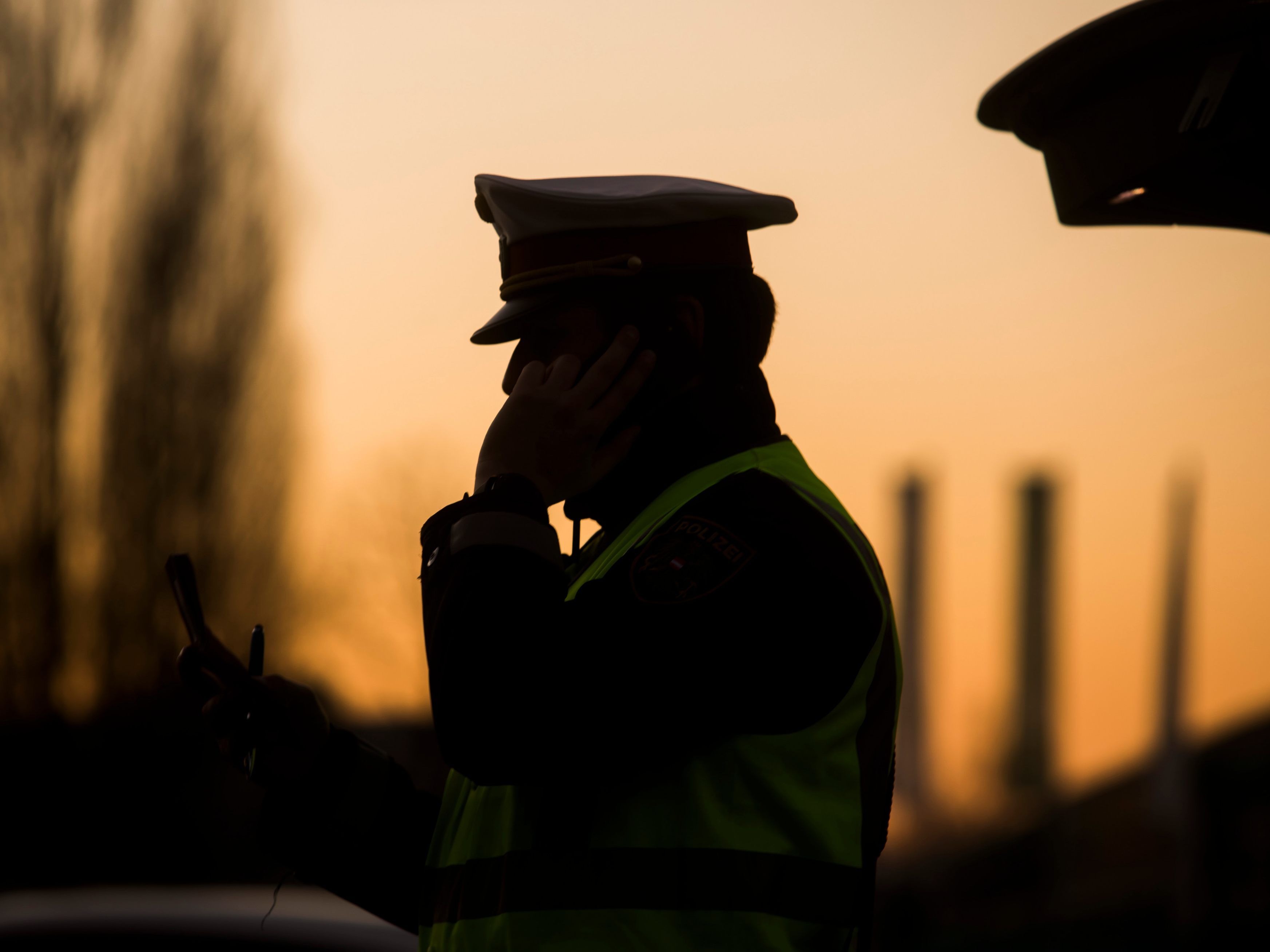 Die Polizei sucht nach Zeugen, die Angaben zum Pkw-Lenker machen können.
