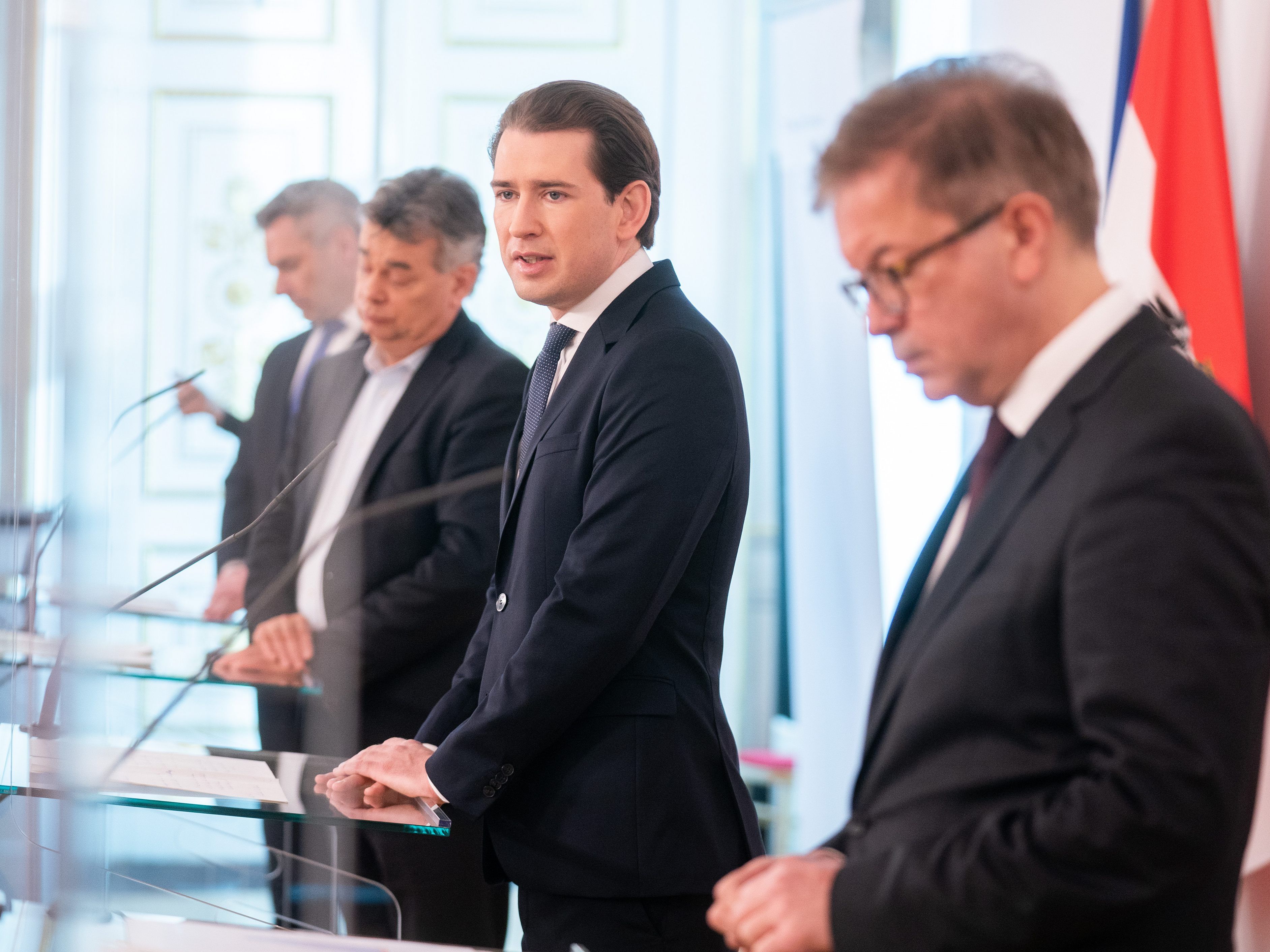Die Regierung verkündet am Freitagabend