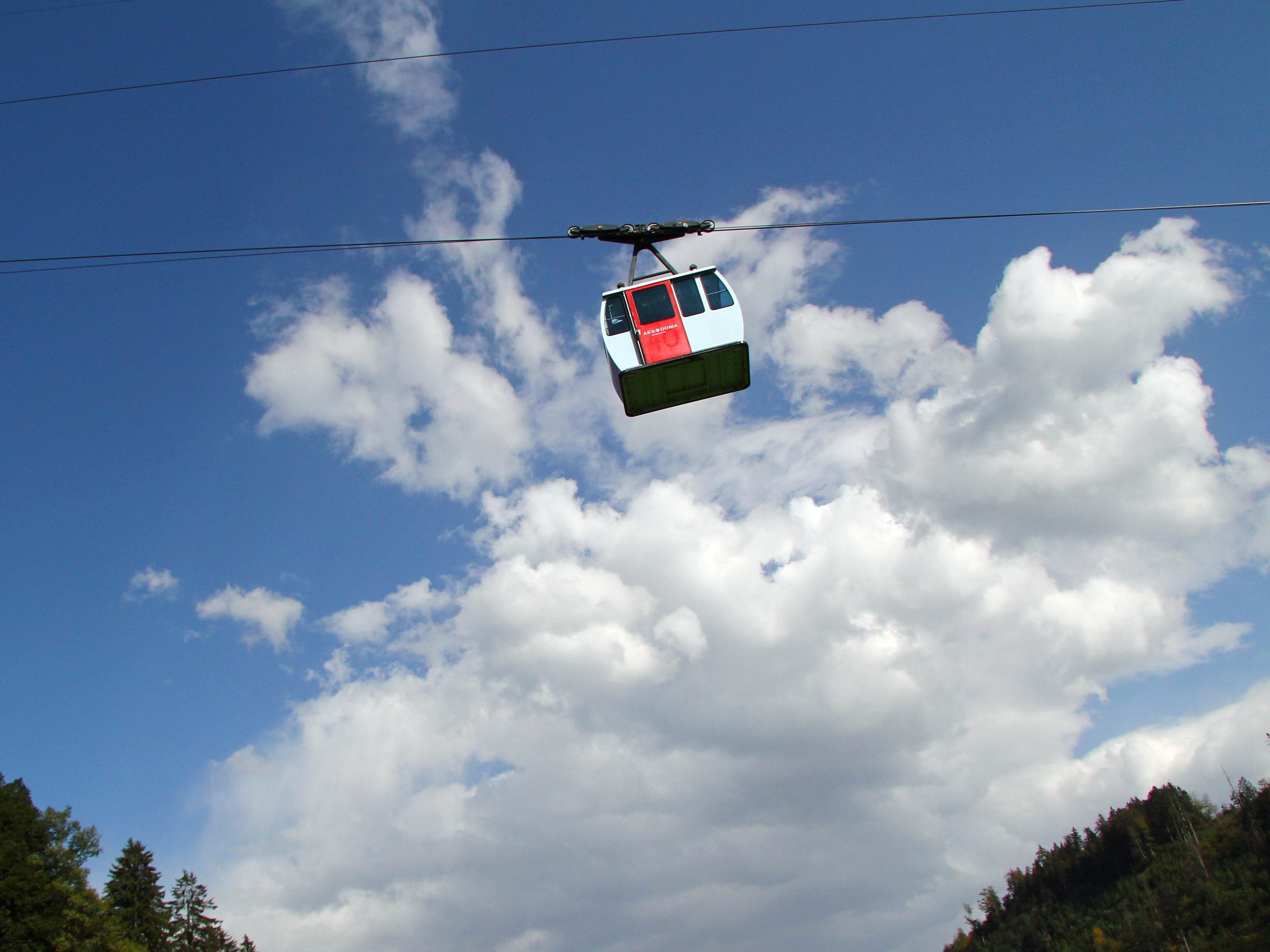 Seilbahngondel hängt fest
