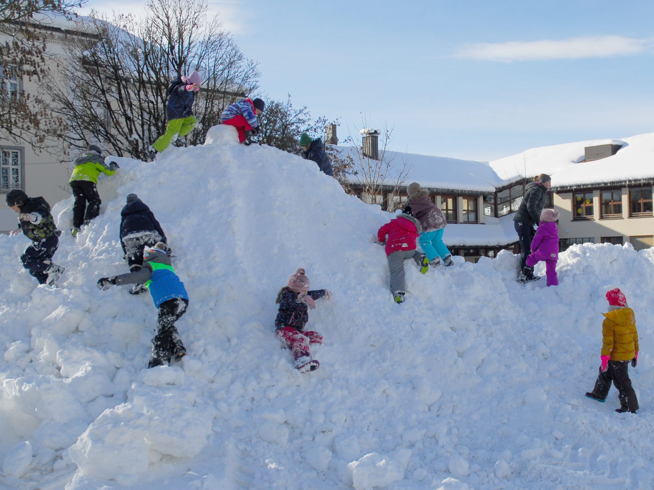 Schneespielhügel am Marktplatz