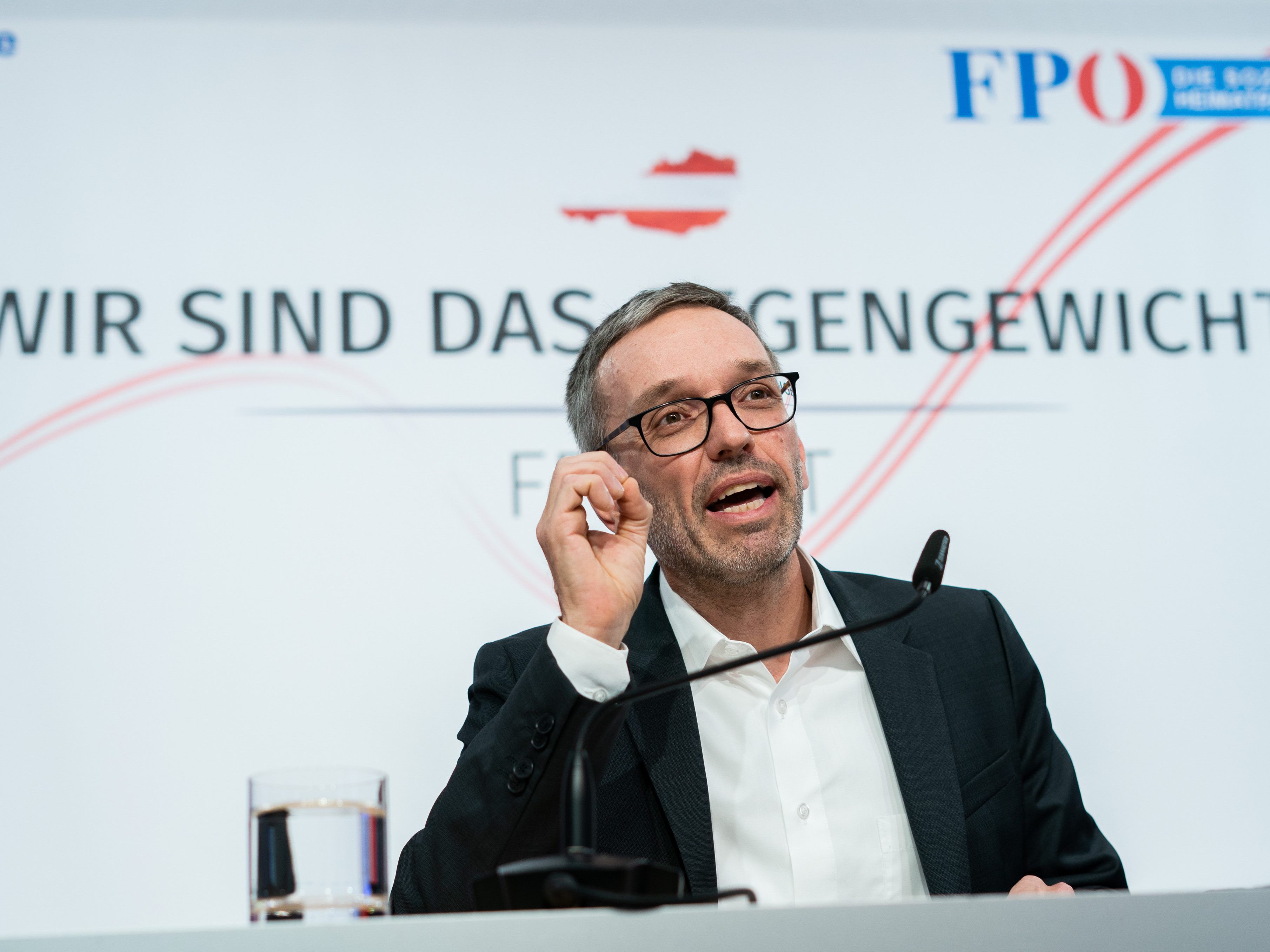 Unter anderem Herbert Kickl (FPÖ) kritisiert die Maßnahmen der Regierung scharf.