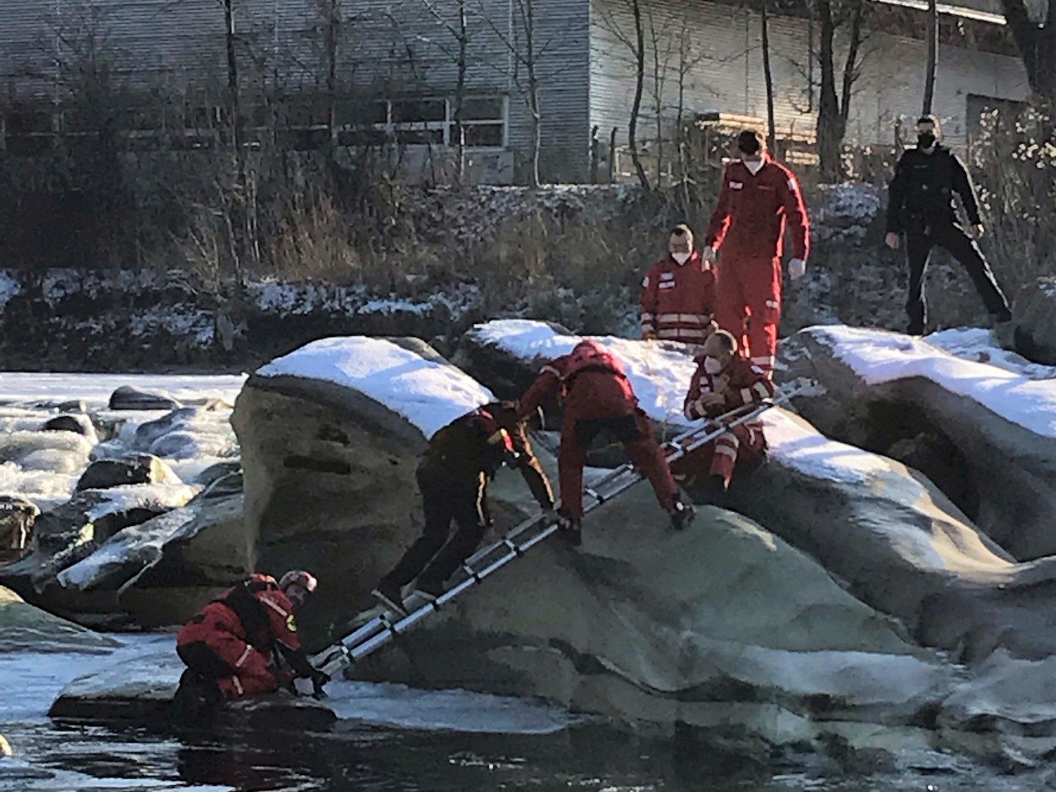 Die Einsatzkräfte bargen den 14-Jährigen mit einer Leiter aus dem eiskalten Wasser