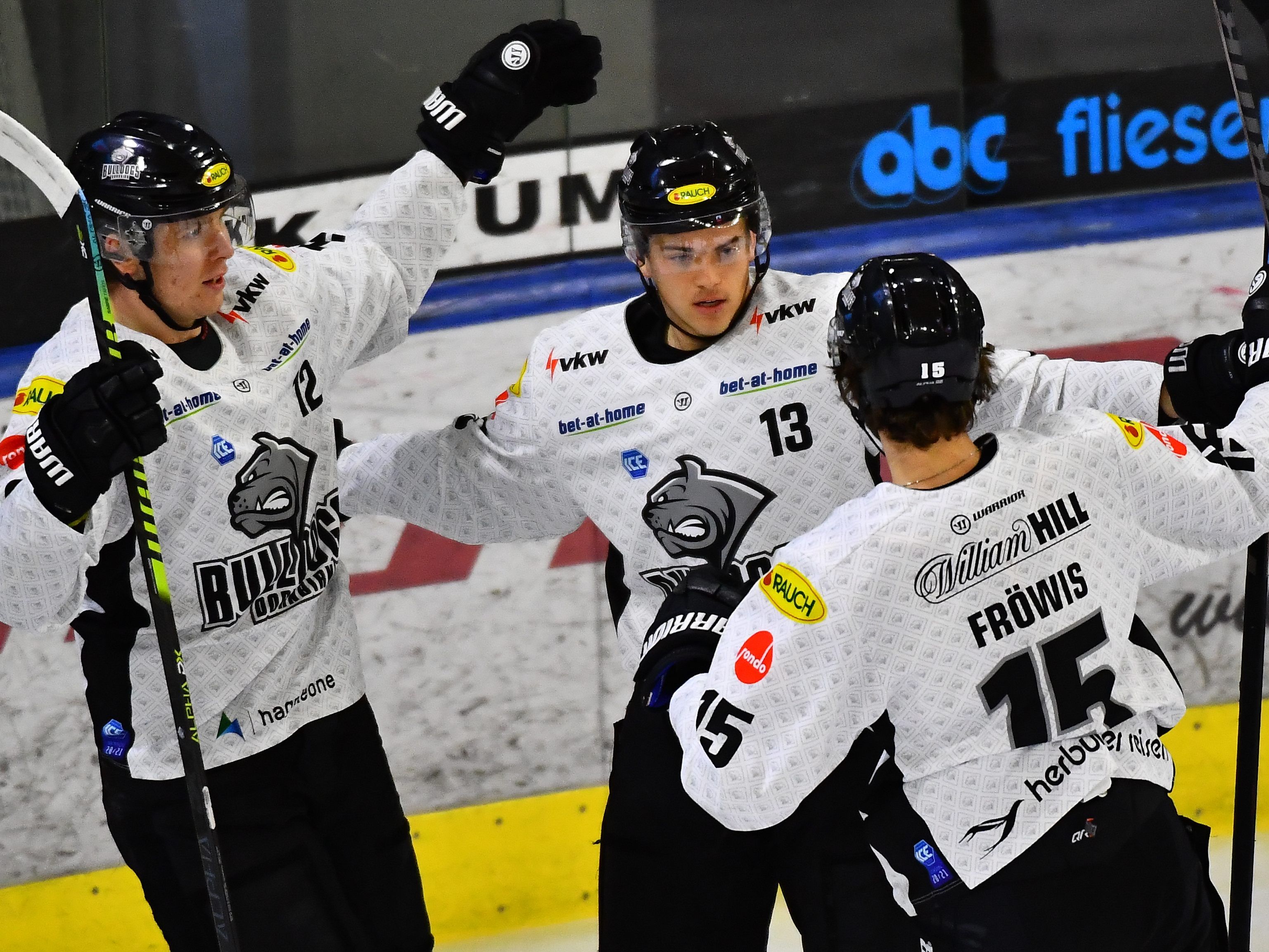 Ein gewohntes Bild in dieser Saison - jubelnde Bulldogs-Spieler.