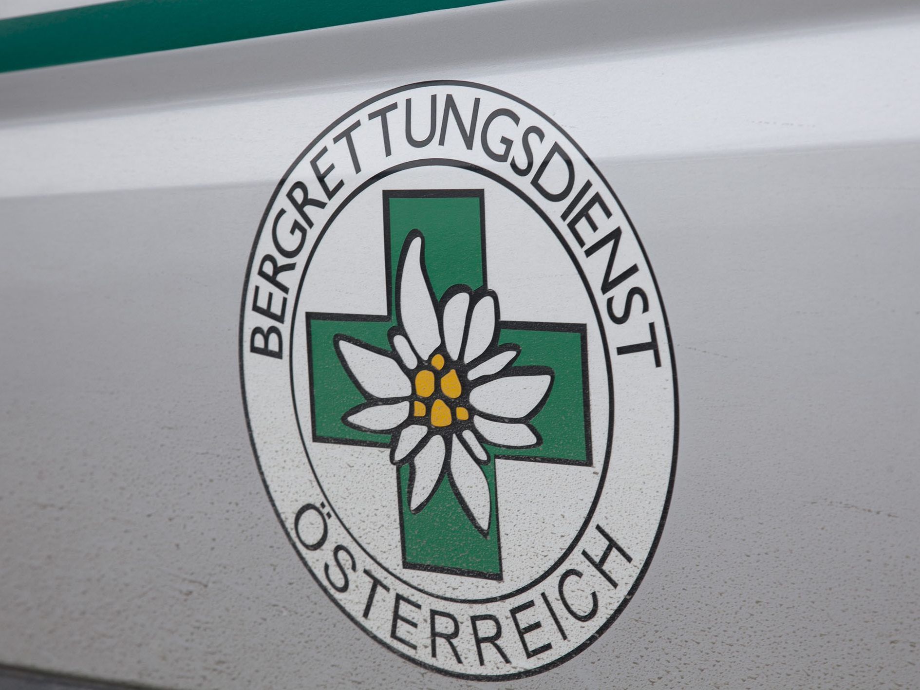 Nach einem Lawinenabgang in Schnepfau führte die Bergrettung eine Sicherheitssondierung durch.