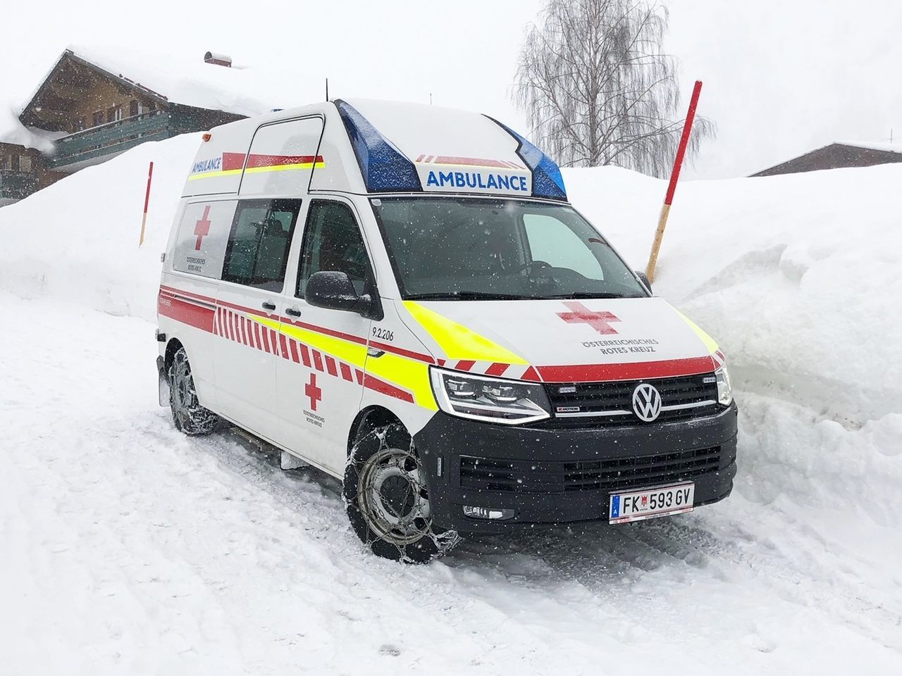Straßensperren aufgrund der Schneemassen – Rotes Kreuz vor Ort.