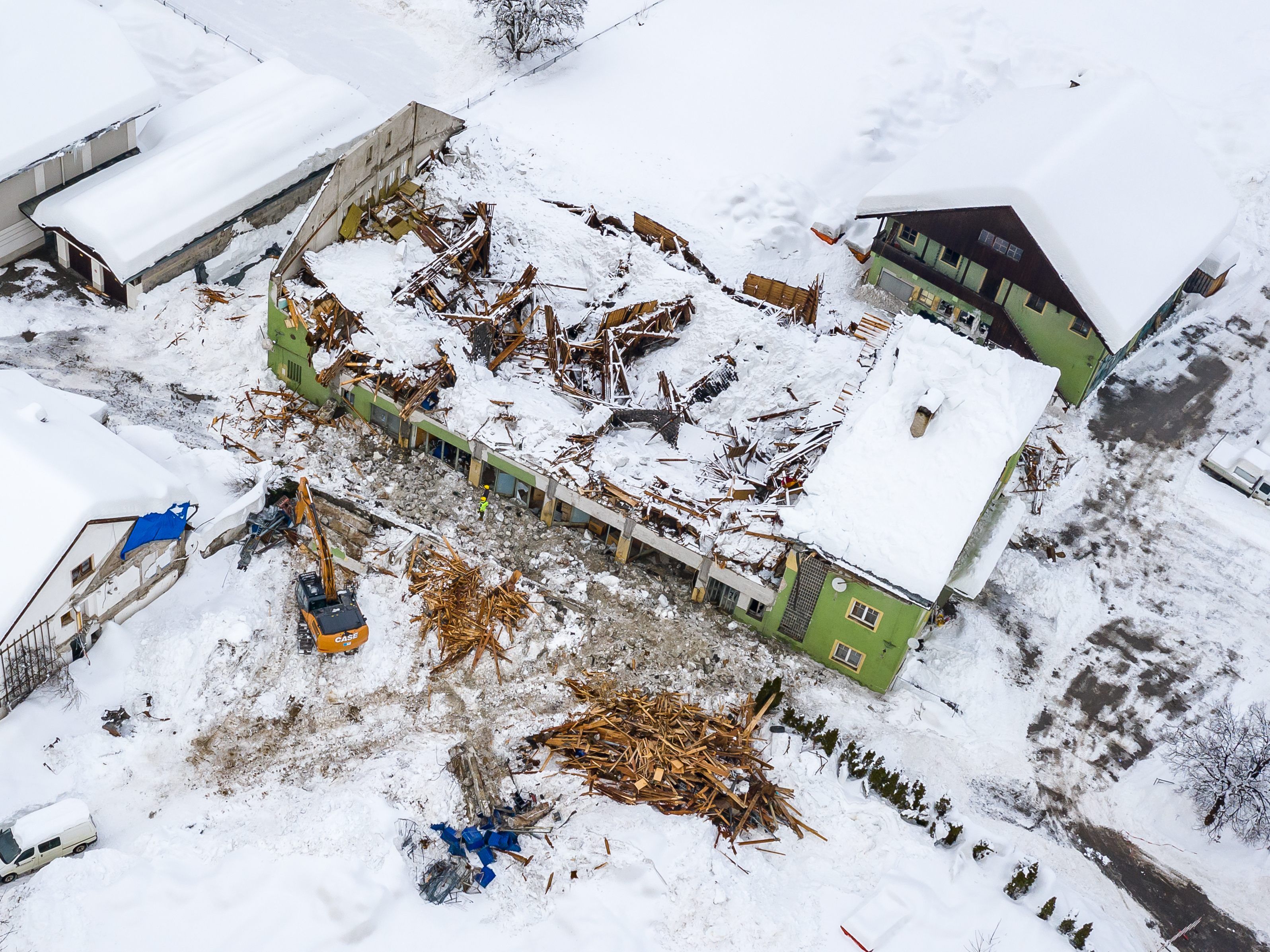 Die Ruine der aufgrund der Schneelast eingestürzten alten Versteigerungshalle in Lienz in Osttirol am Sonntag, 3. Jänner 2021.