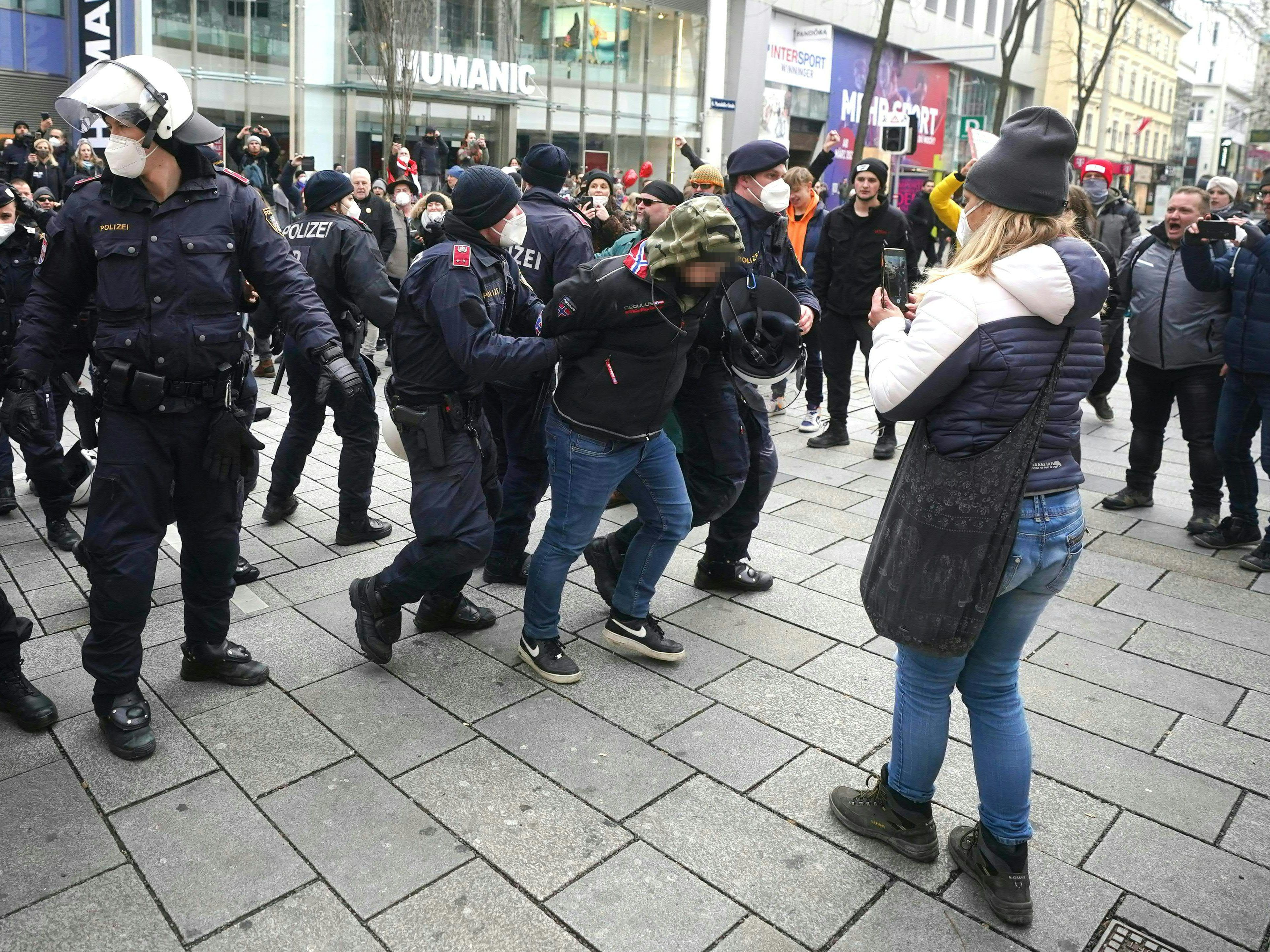 Die Anti-Corona-Maßnahmen-"Spaziergänger" in Wien verhielten sich zunehmend aggressiv.