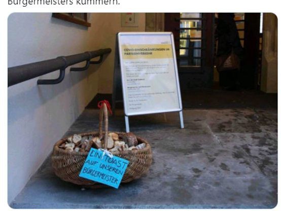 "Ein Toast auf unseren Bürgermeister" vor dem Feldkircher Rathaus.