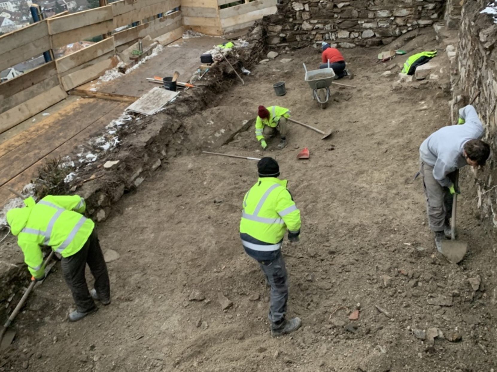 Bei der Burg Neu-Montfort konnte der Keller freigelegt werden