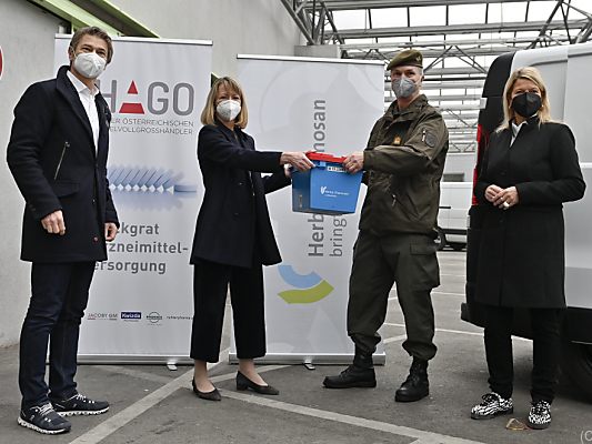 Verteidigungsministerin Tanner nimmt AstraZeneca-Vakzine in Empfang