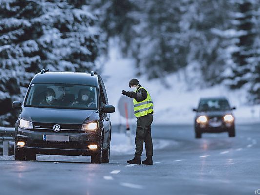 An 44 Kontrollpunkten werden Fahrzeuge angehalten
